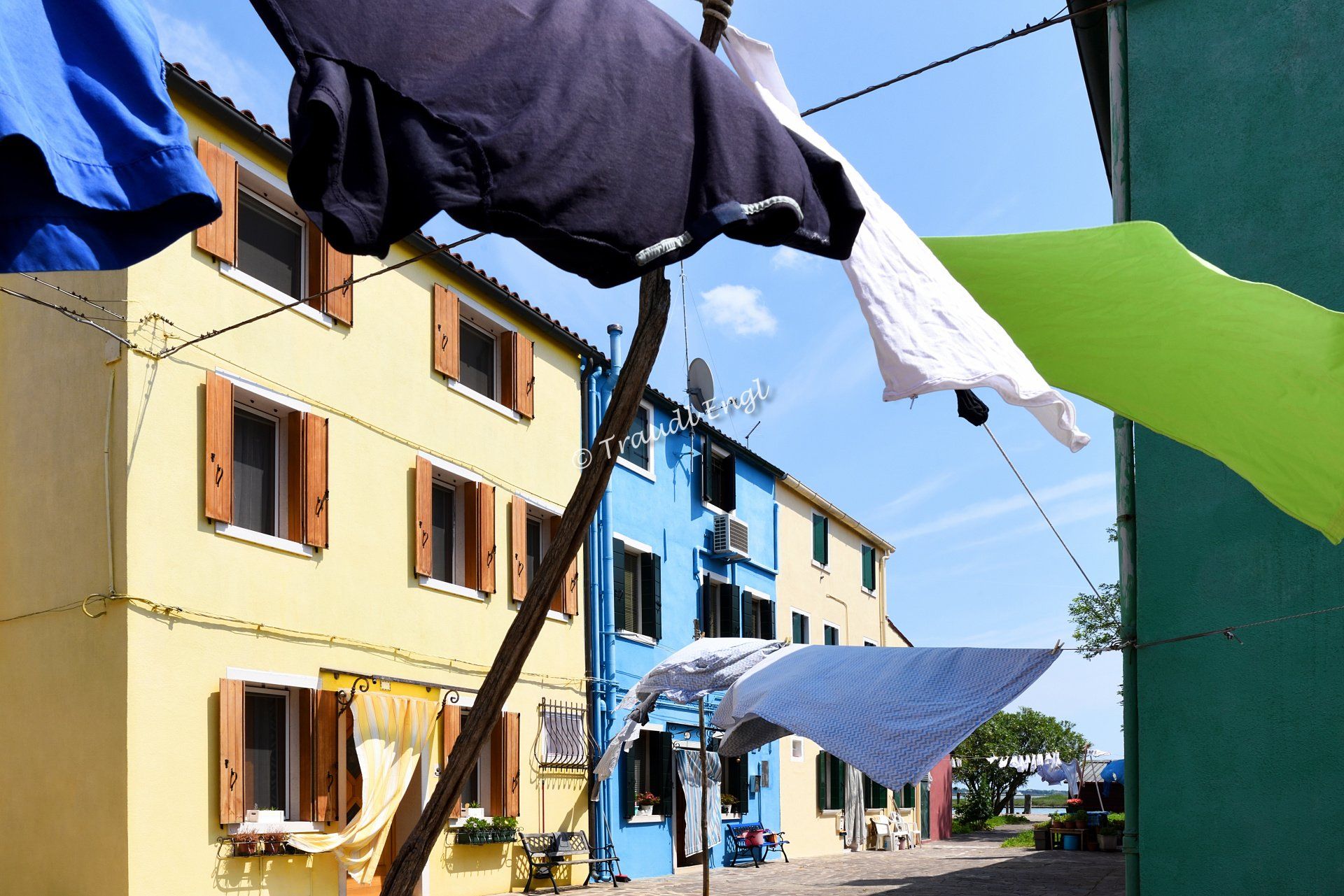 bunte Hausfassaden, Häuser bunt, aufgehängte Wäsche, flatternde Wäsche zwischen Häuserfassaden, Venedig Burano, Insel Burano, Venetien, Italien, Europa, Traudl Engl