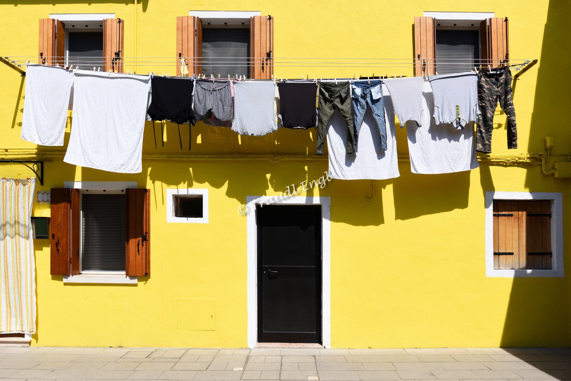 gelbe Hausfassade, buntes Haus, aufgehängte Wäsche, Venedig Burano, Insel Burano, Venetien, Italien, Europa, Traudl Engl