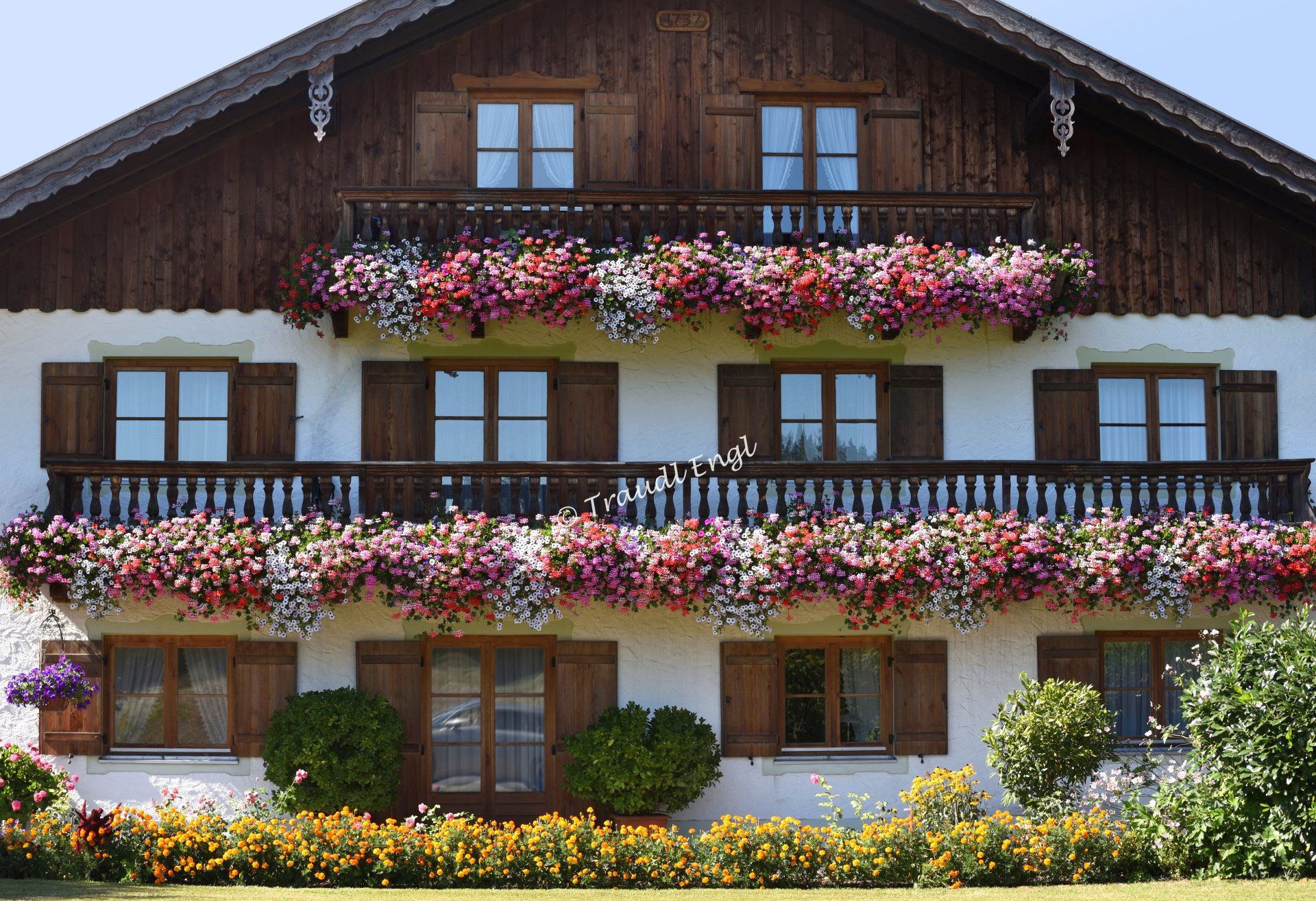 ländliches Haus, oberbayerische Hausfassade, Hausfassade mit Blumenschmuck, Bayern, Deutschland, Europa, Traudl Engl