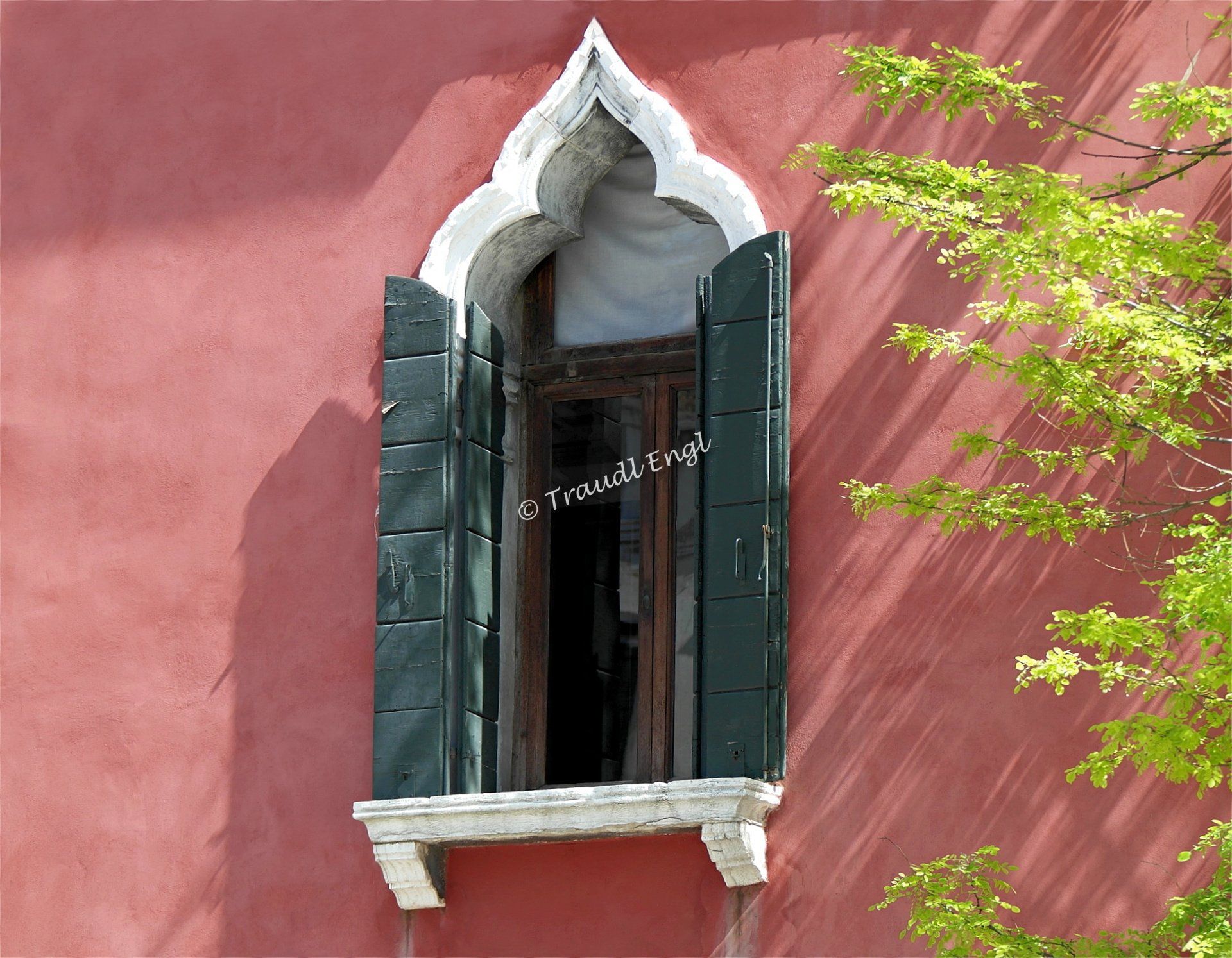 Hausfassade, Fassadendetail mediterran, Fenster mit Holzläden, Fensterläden dunkelgrün, Traudl Engl