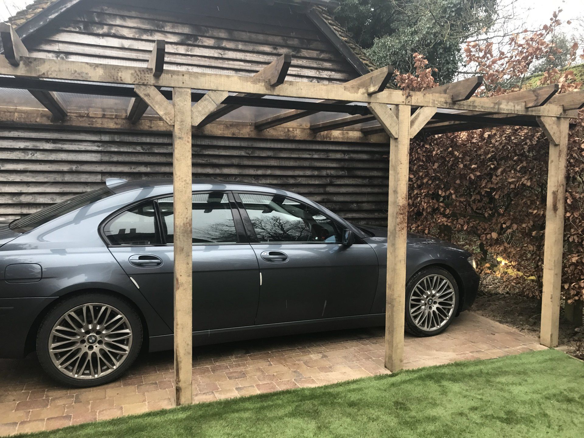 We have completed many timber structures within our gardens in Hampshire, designs, these include car ports, garden rooms/offices, bespoke fences and pergolas