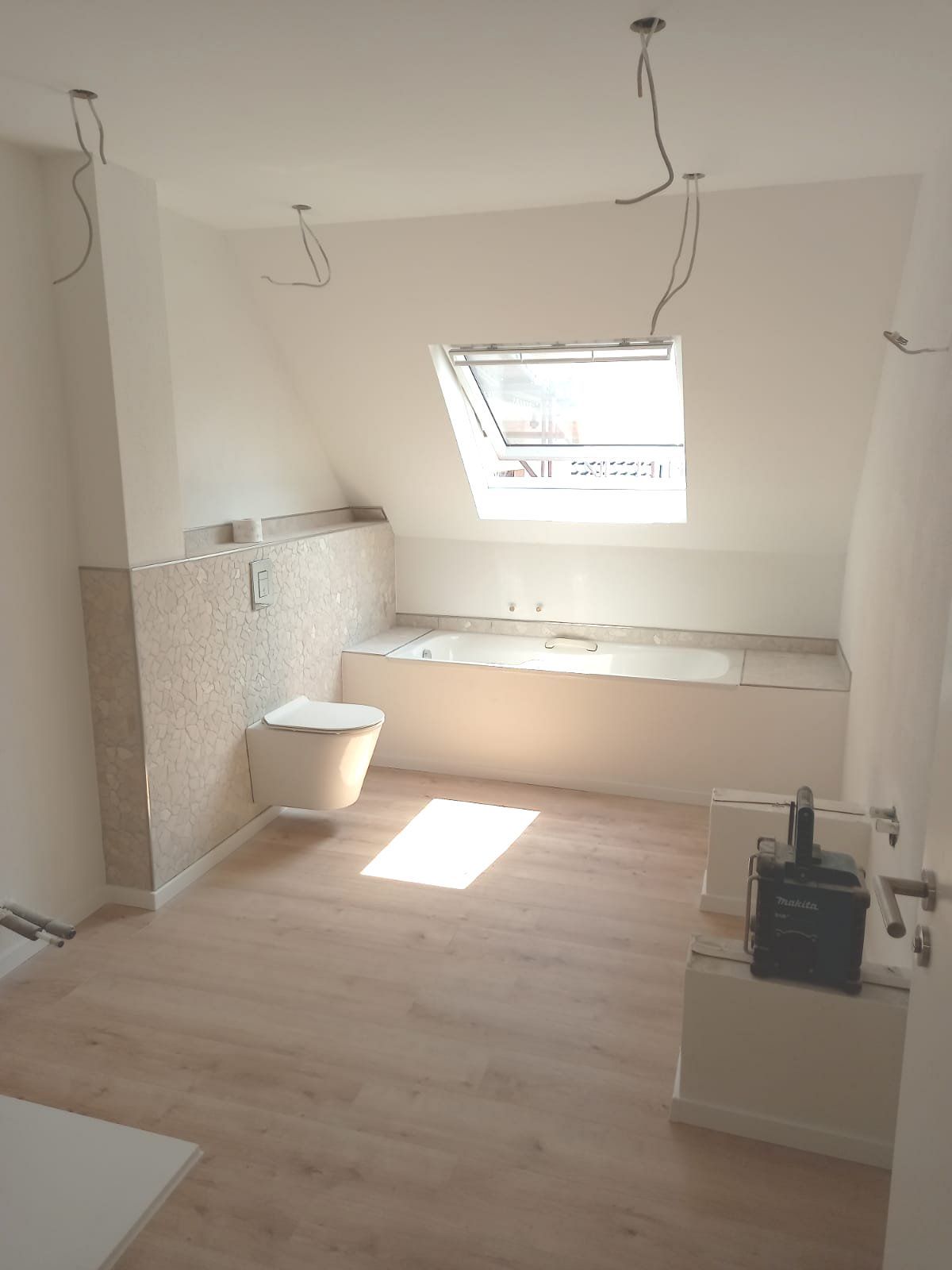 Badezimmer renoviert mit neuem Anstrich in Weil am Rhein