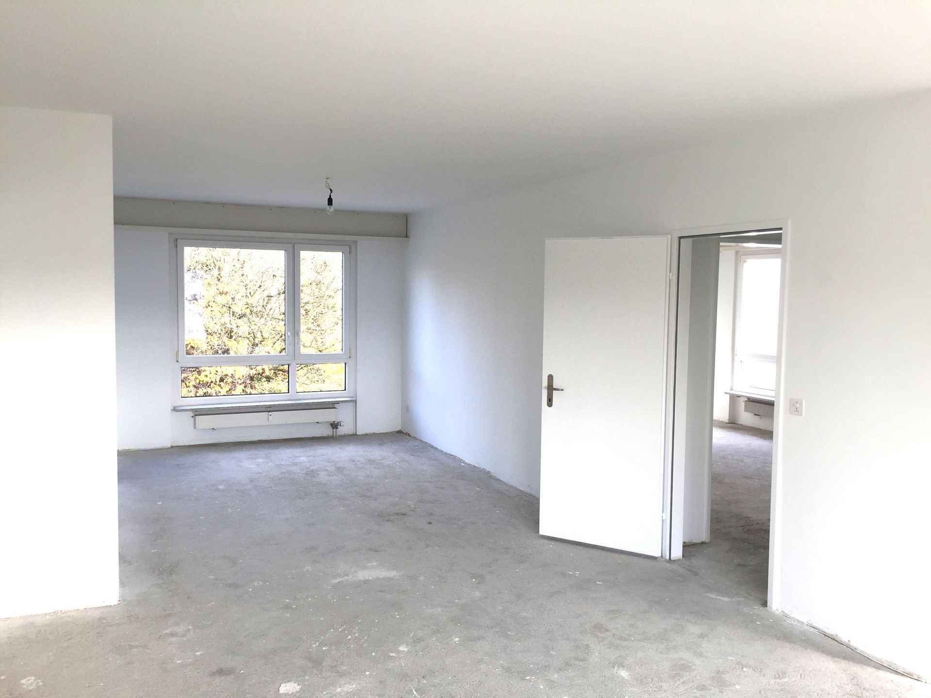 Renovierung Wohnung.Frisch gestrichene Wände und Decken in Basel Schweiz
