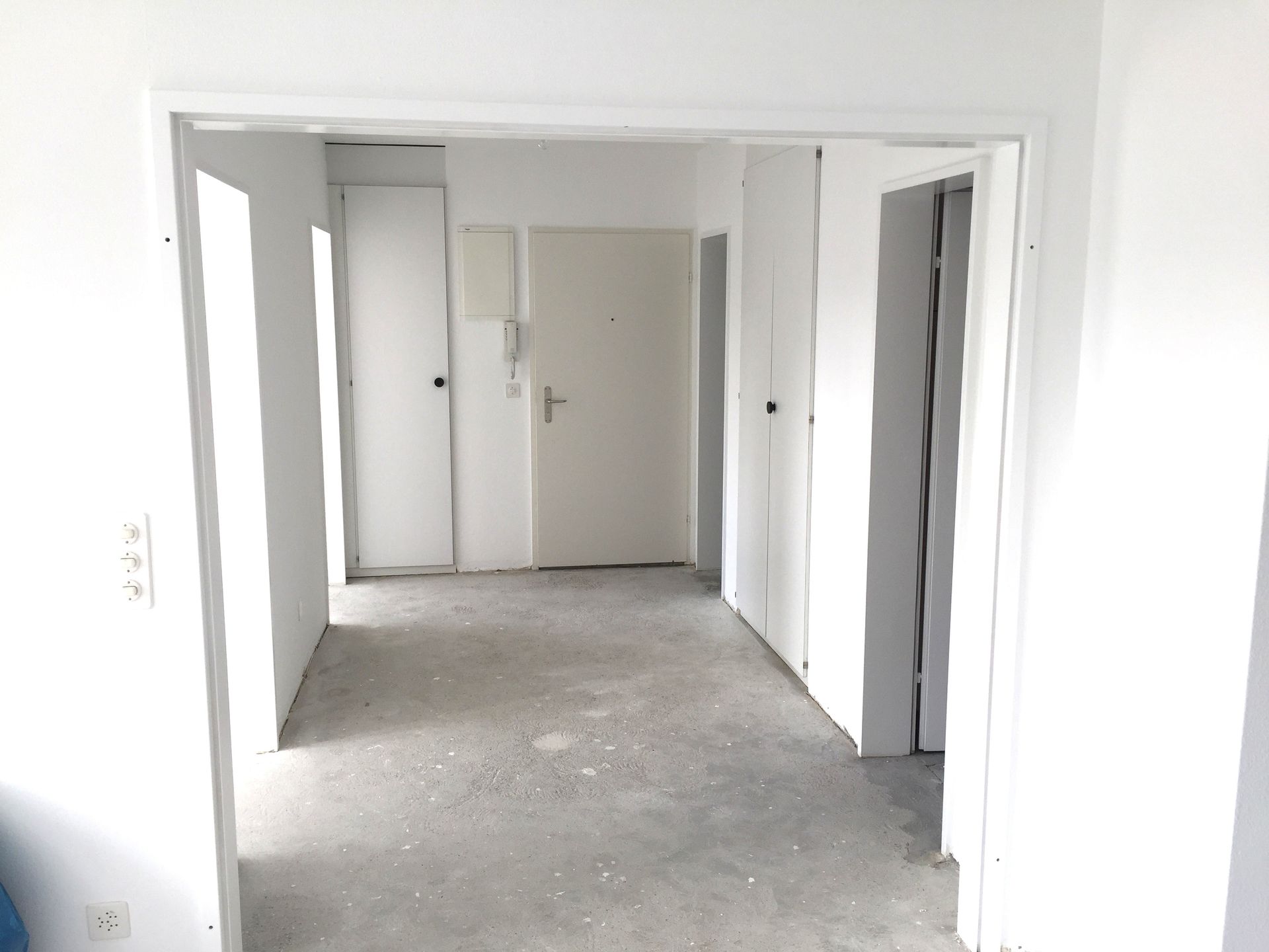 Renovierung Wohnung.Frisch gestrichene Wände und Decken in Basel Schweiz
