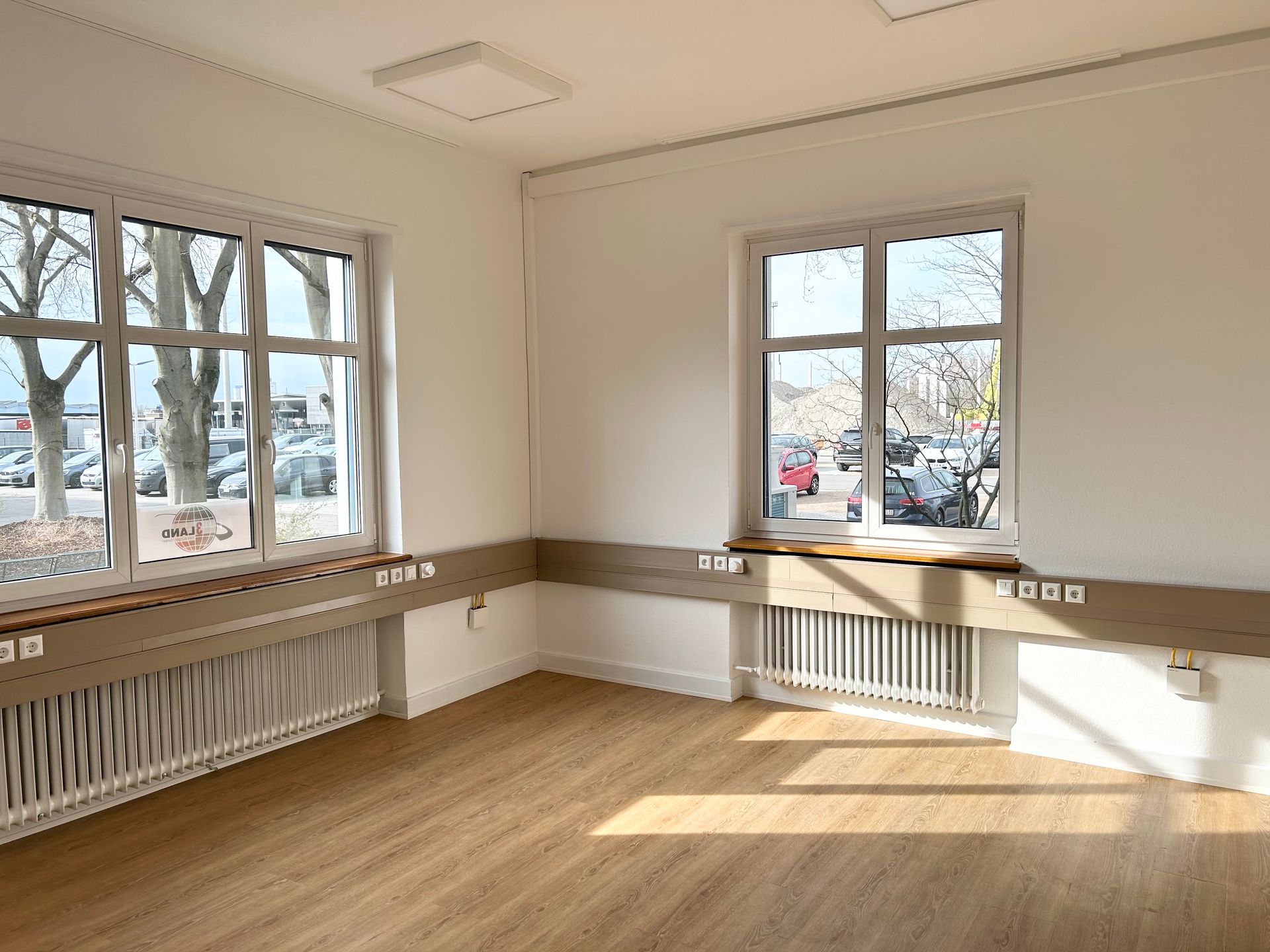 Renovierung Wohnung.Frisch gestrichene Wände und Decken Büroraum Weil am Rhein