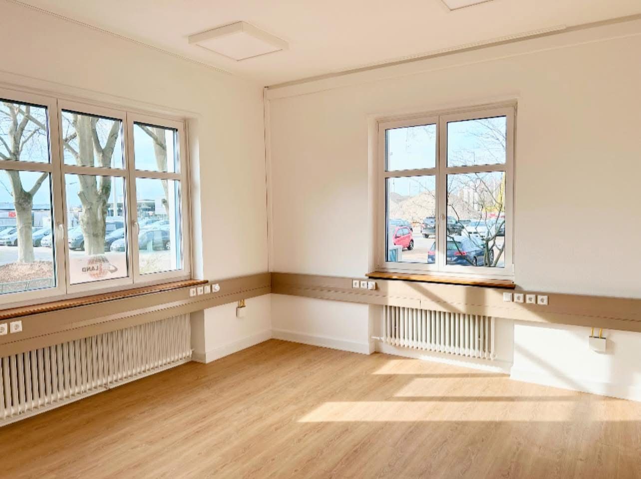 Renovierung Wohnung.Frisch gestrichene Wände und Decken Büroraum Weil am Rhein