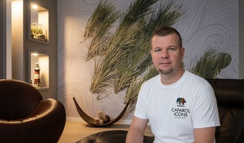 Marco Leitzbach vor seinem Firmenfahrzeug in Weil am Rhein