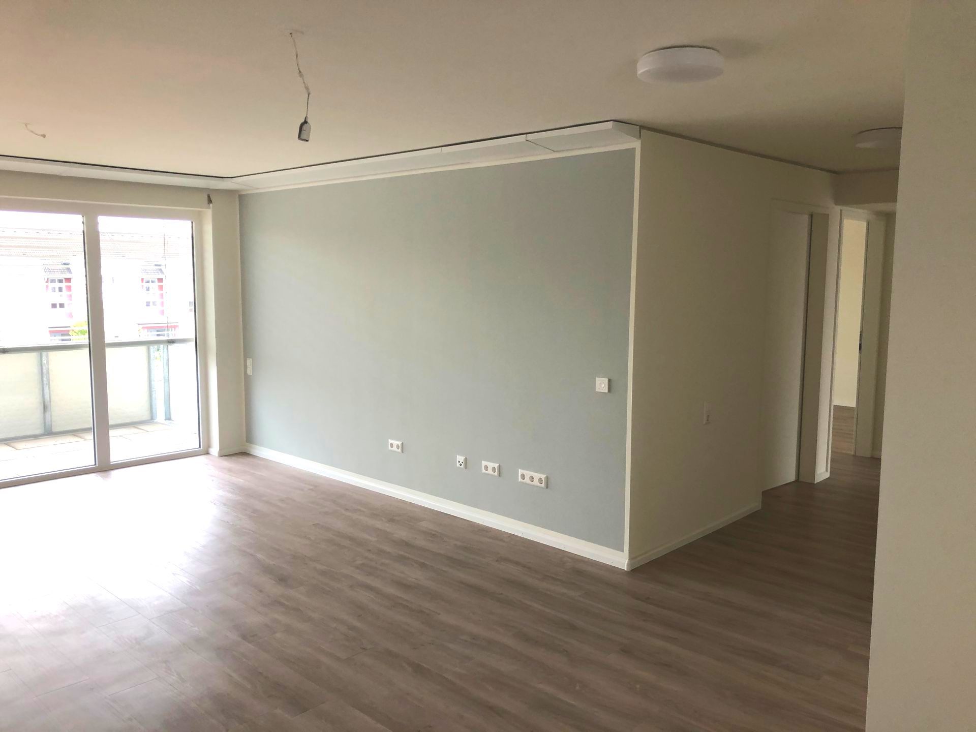 Farbgestaltung Wohnzimmerwand in grau in Weil am Rhein