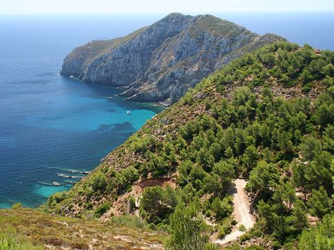 L’isola di Marettimo è la più lontana e selvaggia delle Egadi: un angolo di paradiso per chi cerca momenti di puro relax attraverso il contatto con la natura. I suoi punti di forza? Il mare cristallino, le spiagge bianchissime e le straordinarie grotte. Il tutto immerso in un paesaggio dalla natura lussureggiante.