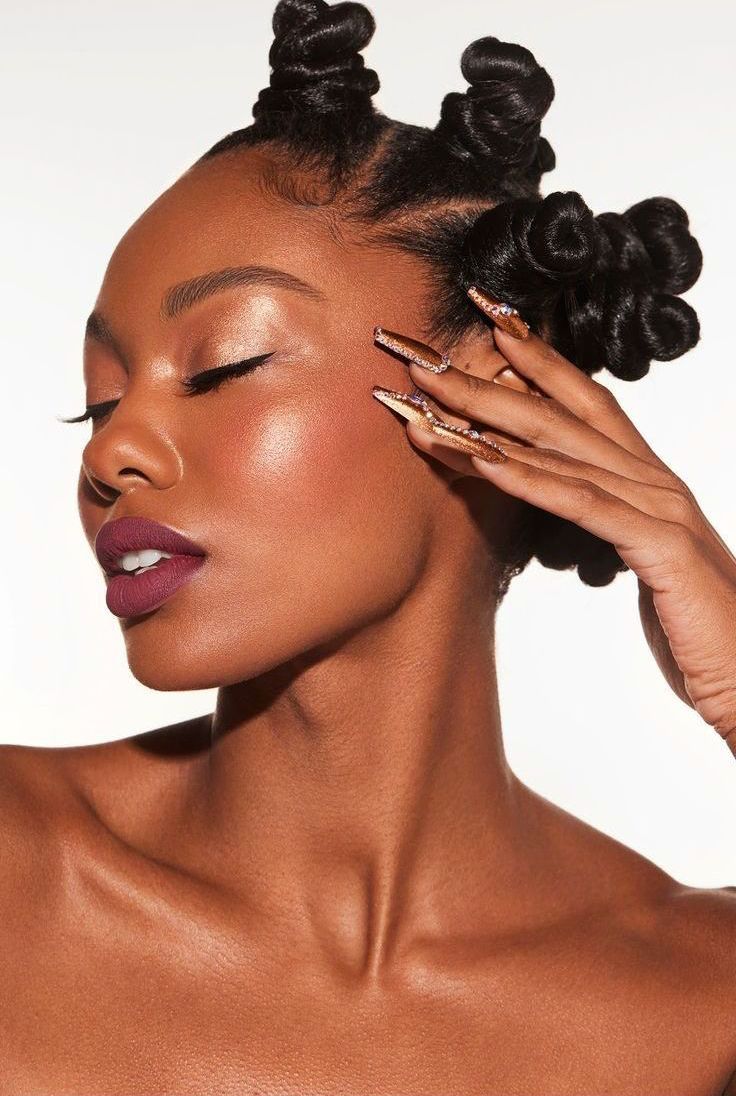 Übermäßiger Highlighter ist vorbei – Der subtile Glanz ist der neue Trend