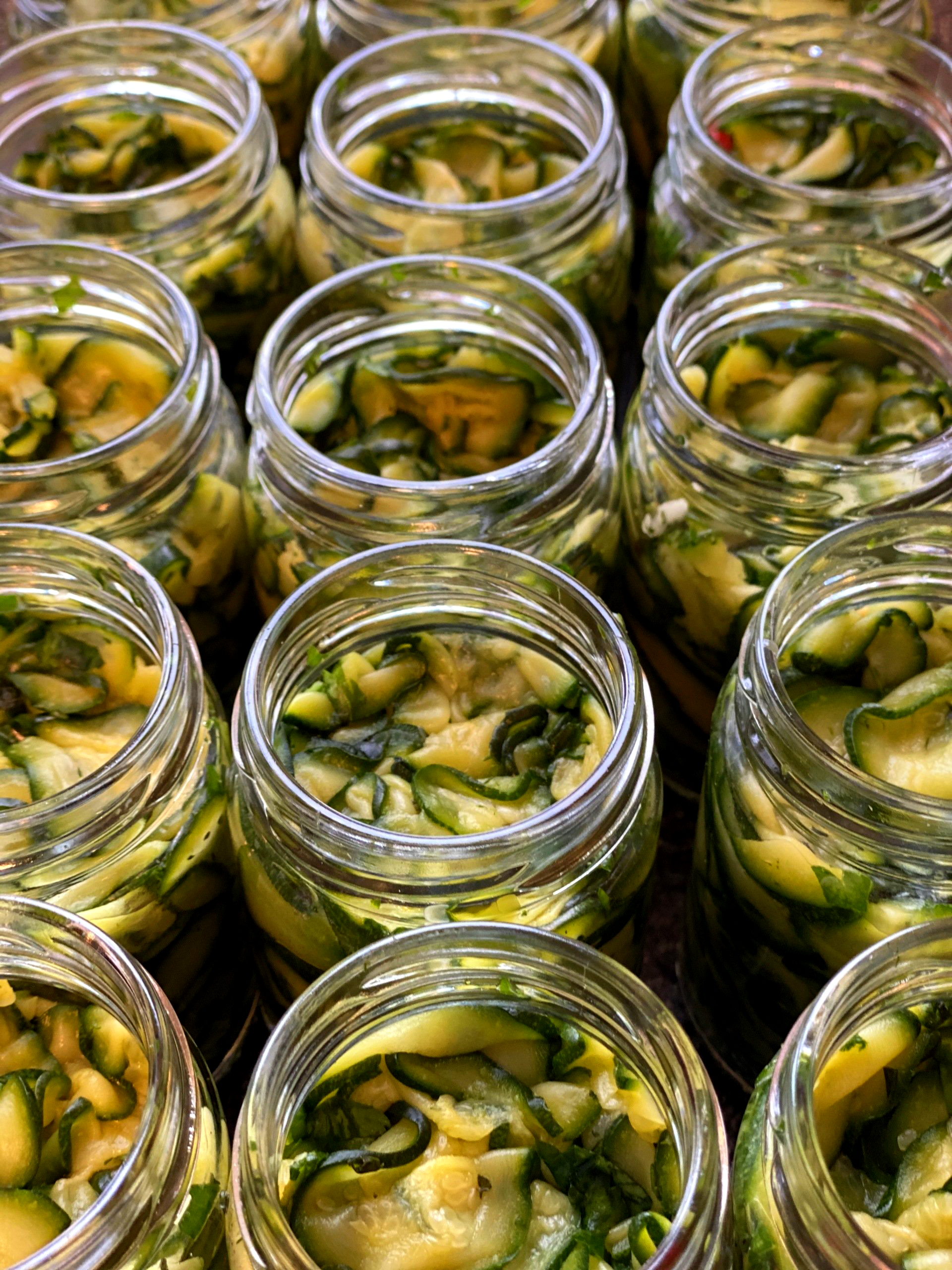 Nehmen Sie Ihre Lieblings-Pasta-Soße oder mit Liebe eingelegte Antipasti im Gläschen mit nach Hause