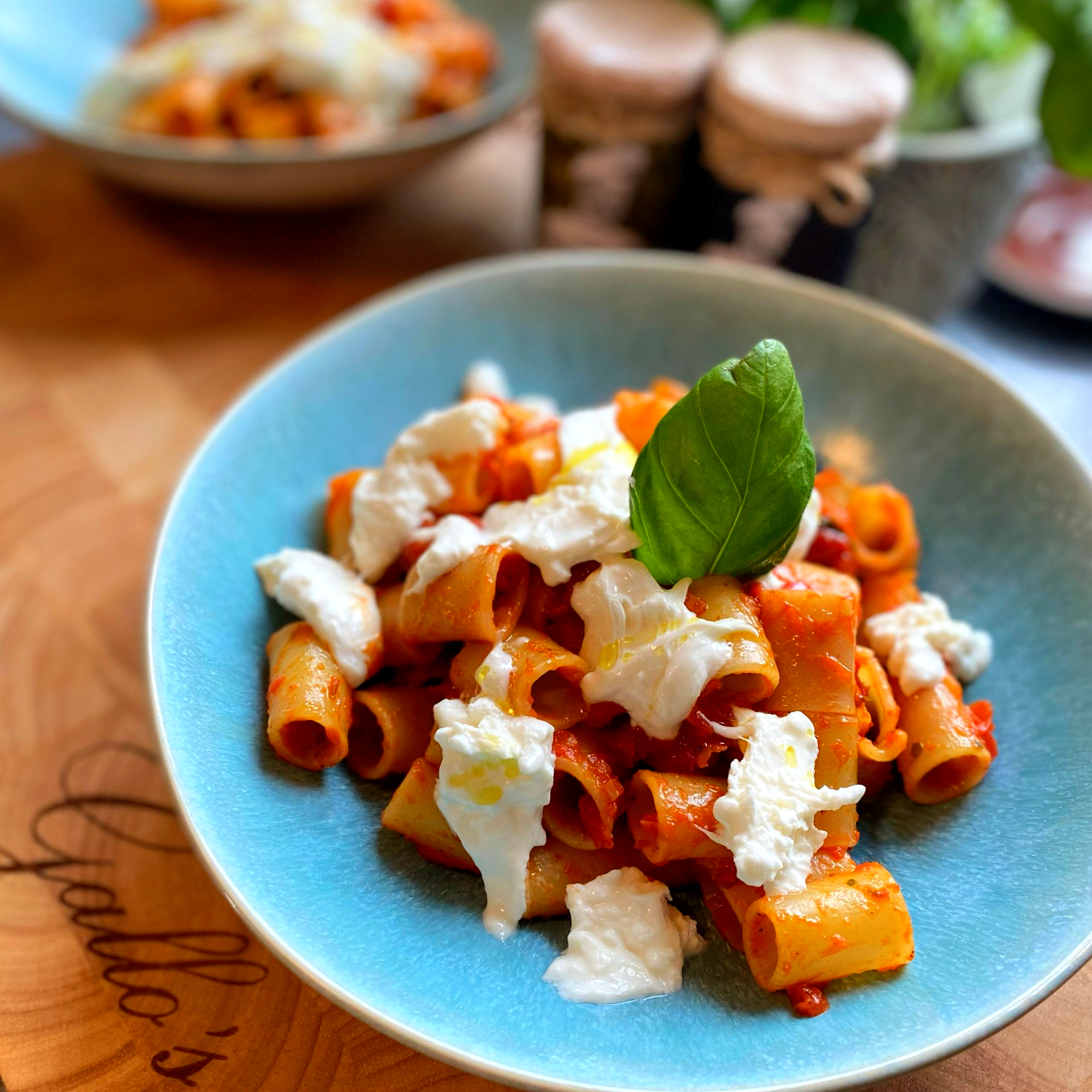Pasta Mezzi Tuffoli mit fruchtiger Tomatensoße und saftiger Burrata