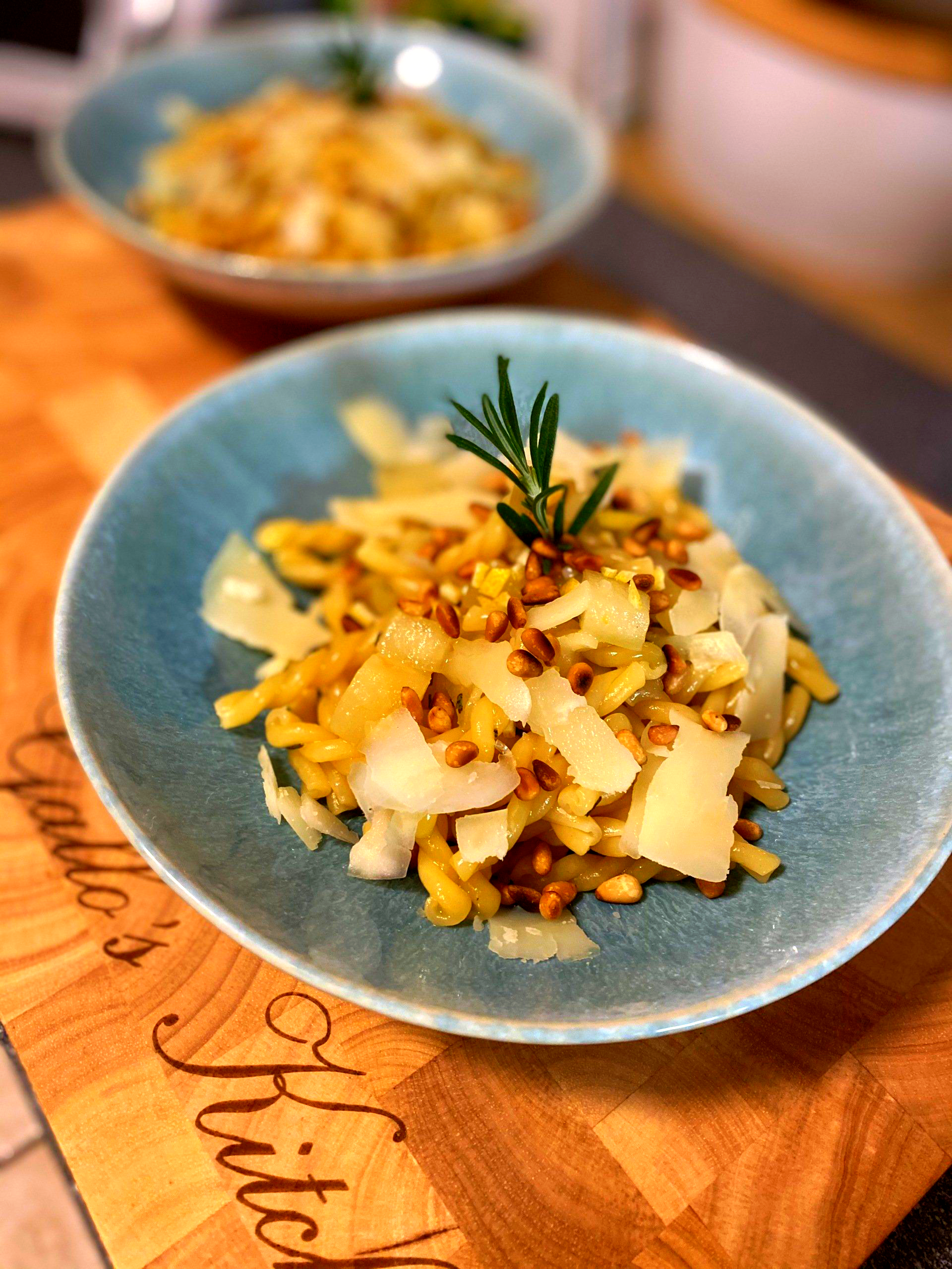 Pasta mit karamellisierten Birnen & gerösteten Pinienkernen an Rosmarin und Pecorino
