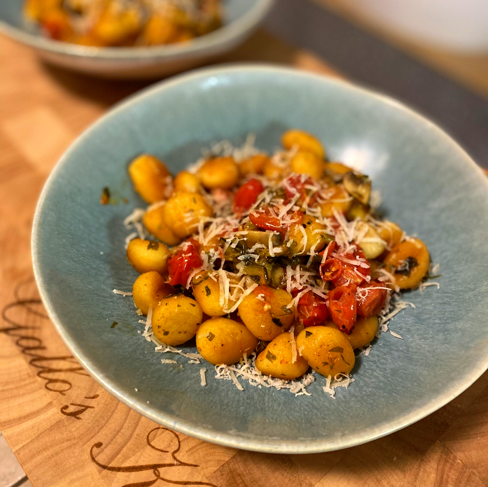 In Butter herausgebratene Gnocchi an frischen Steinpilzen, fruchtigen Cocktailtomaten und Pecorino