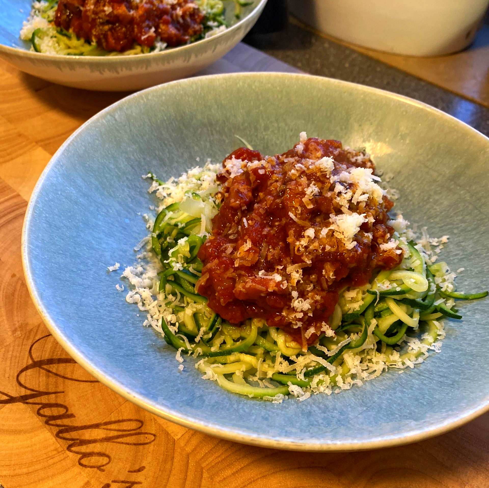 Low Carb Zucchini Pasta mit Amatriciana Soße