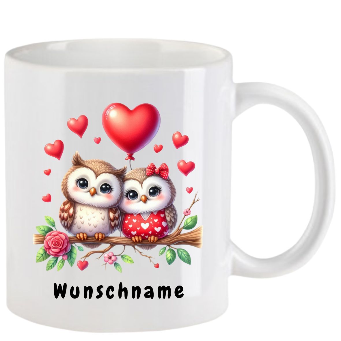 Weißer Becher mit zwei Comic-Eulen auf einem Ast, Herzen und dem deutschen Wort „Wunschname“.