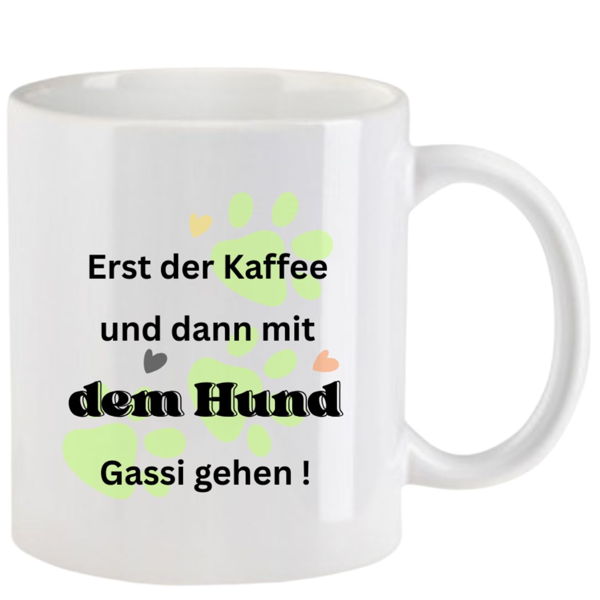 Weißer Becher mit deutschem Text und Pfotenabdrücken: „Erst Kaffee, dann mit dem Hund Gassi gehen!“