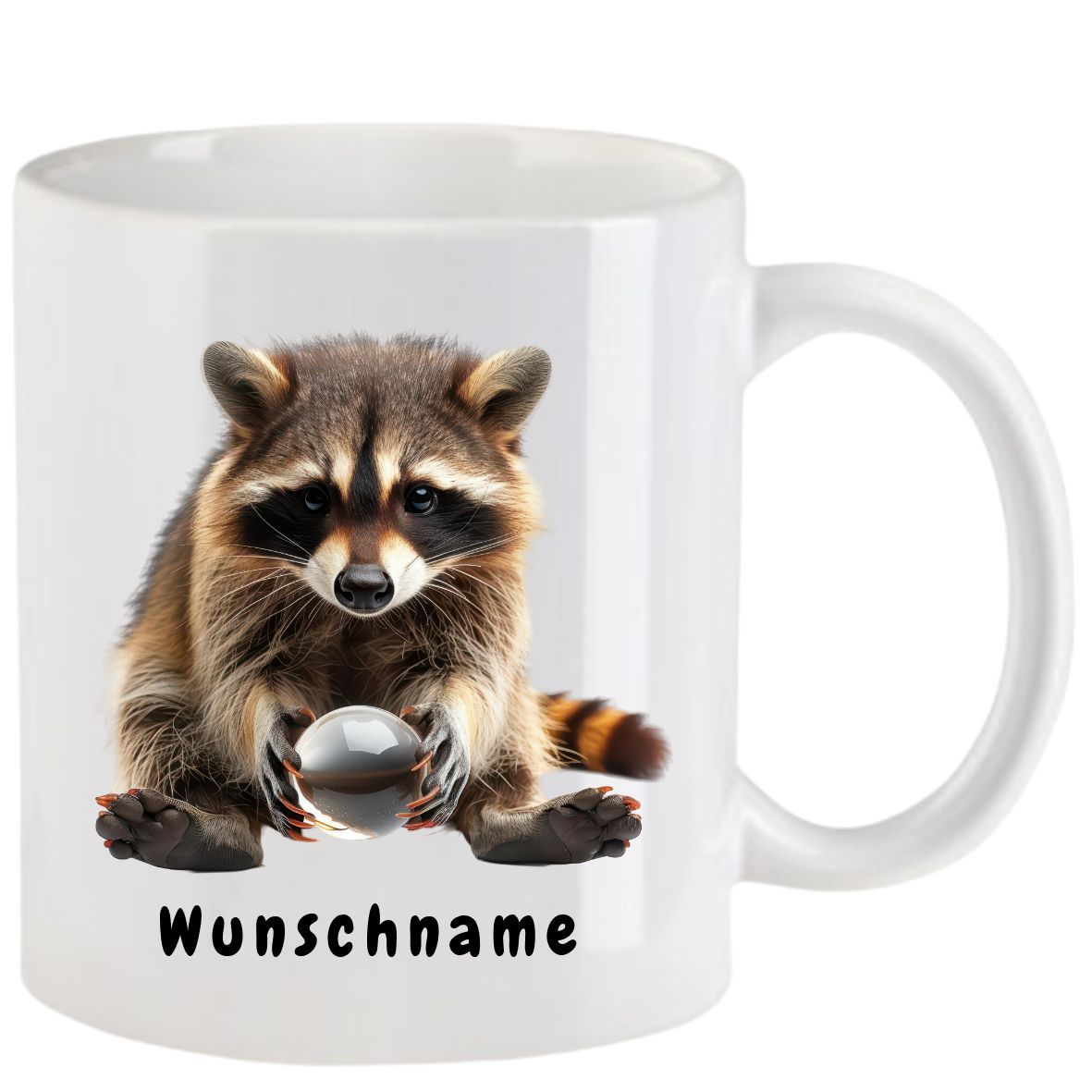 Weißer Becher mit einem Waschbären, der einen grauen Ball hält; darunter steht das Wort „Wunschname“.