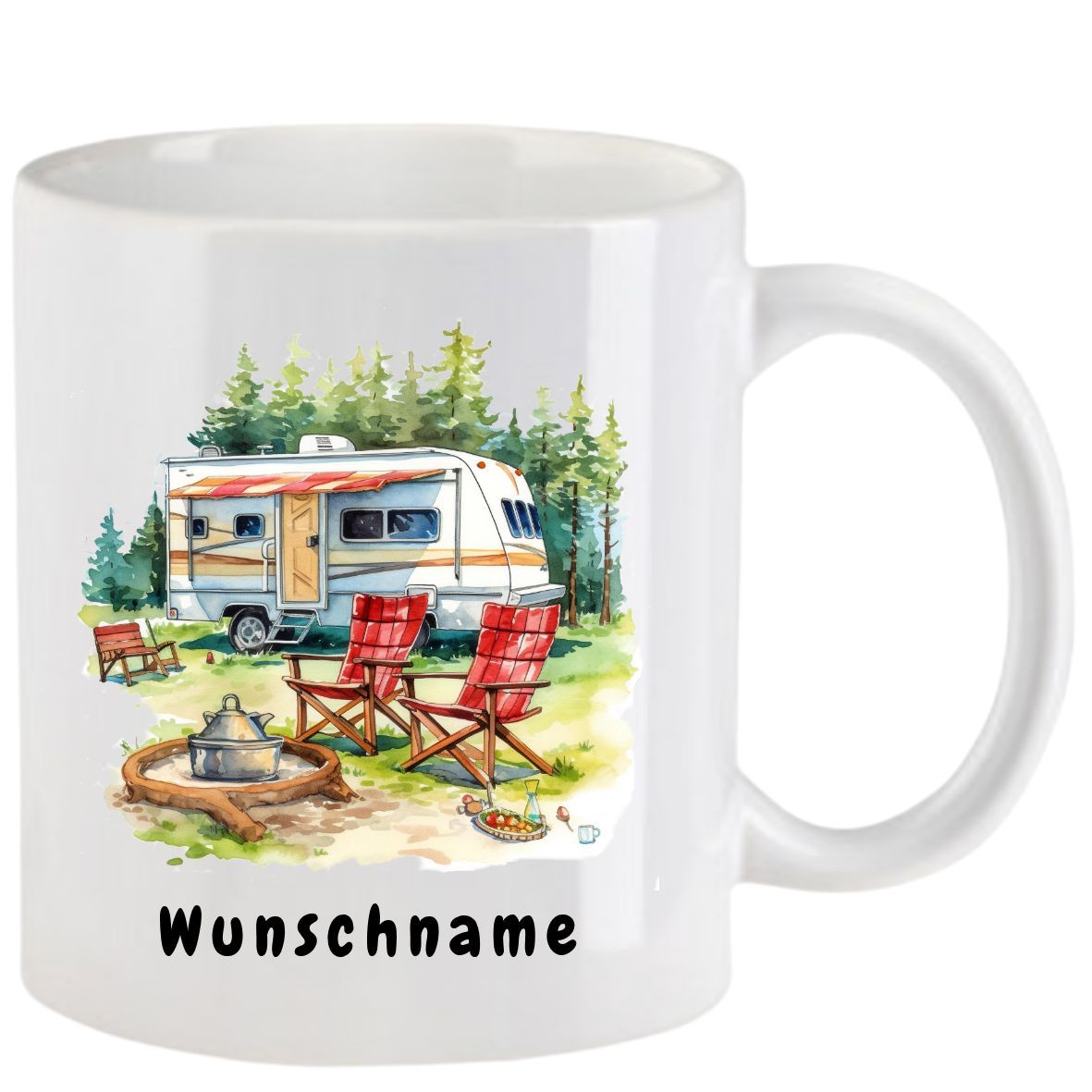 Weißer Becher mit Aquarellmotiv eines Campingplatzes: Wohnmobil, Stühle, Feuerstelle, Bäume, Schriftzug „Wunschname“.