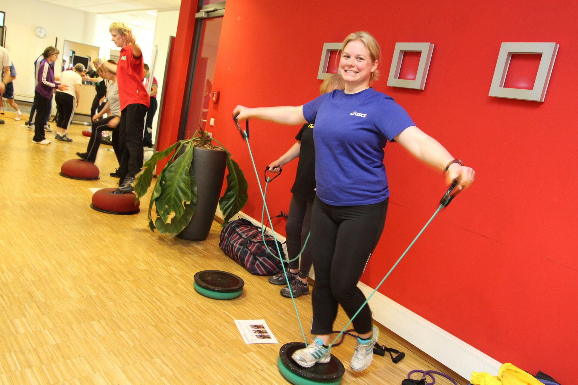 Personen beim Rehasport