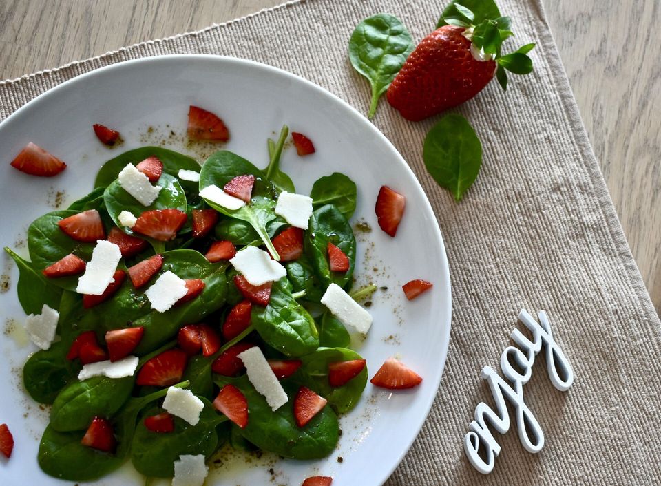 Spinat und Erdbeeren Salat