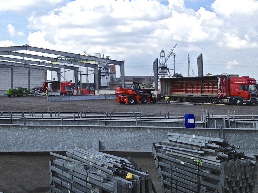 Professionelle Demontage der beiden Hafenschuppen 69B und Hafen-Lagerschuppens 69C, Stahlhalle/ Stahlbauhalle aus Rückbaumaßnahme in der Nehlstrasse im Freihafen der Hansestadt Hamburg