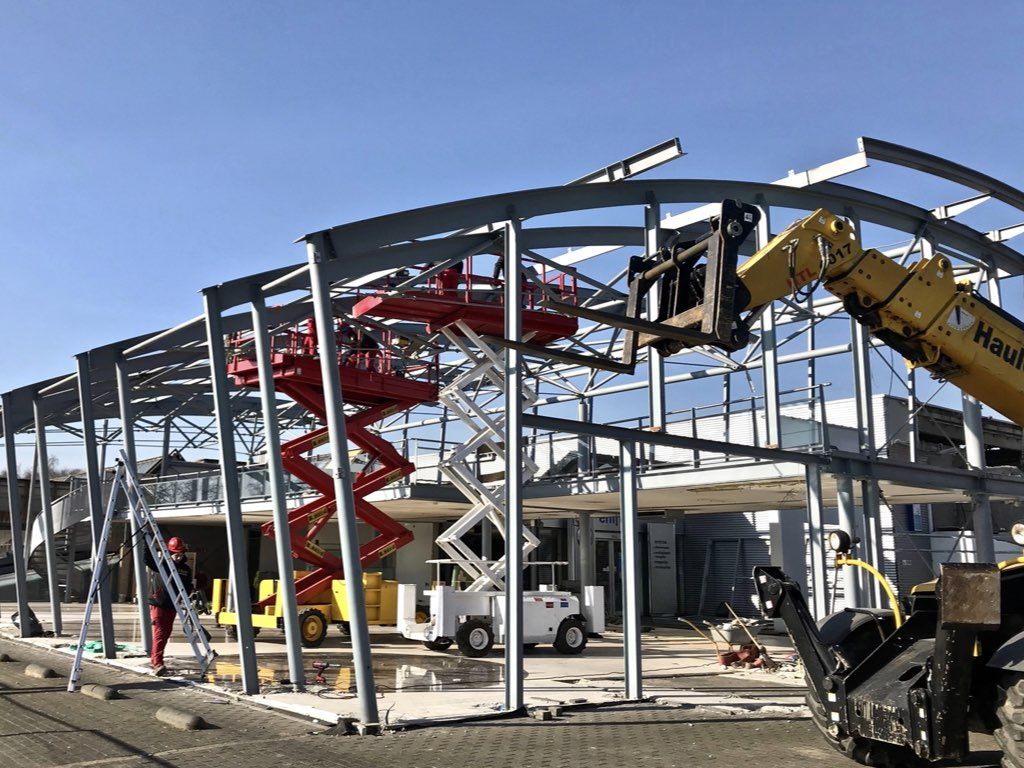 Dismantling of a car showroom/ sales hall from a deconstruction project in the Netherlands