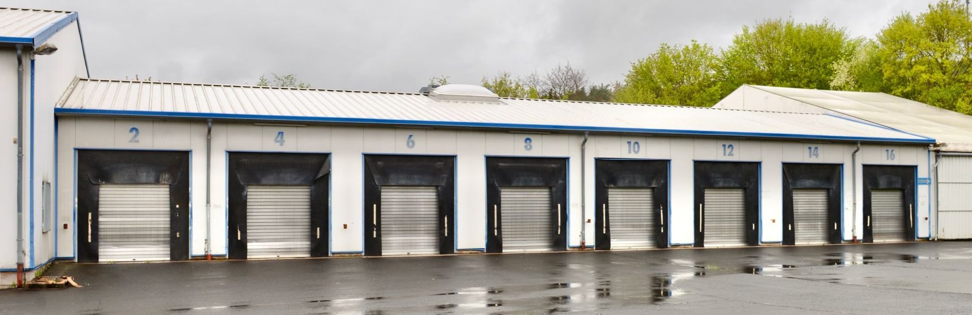 Steel portal frame hall originally designed as a parcel handling facility