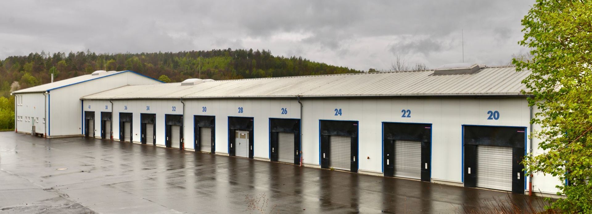 Reusable steel hall - ideal as a vehicle garage or depot