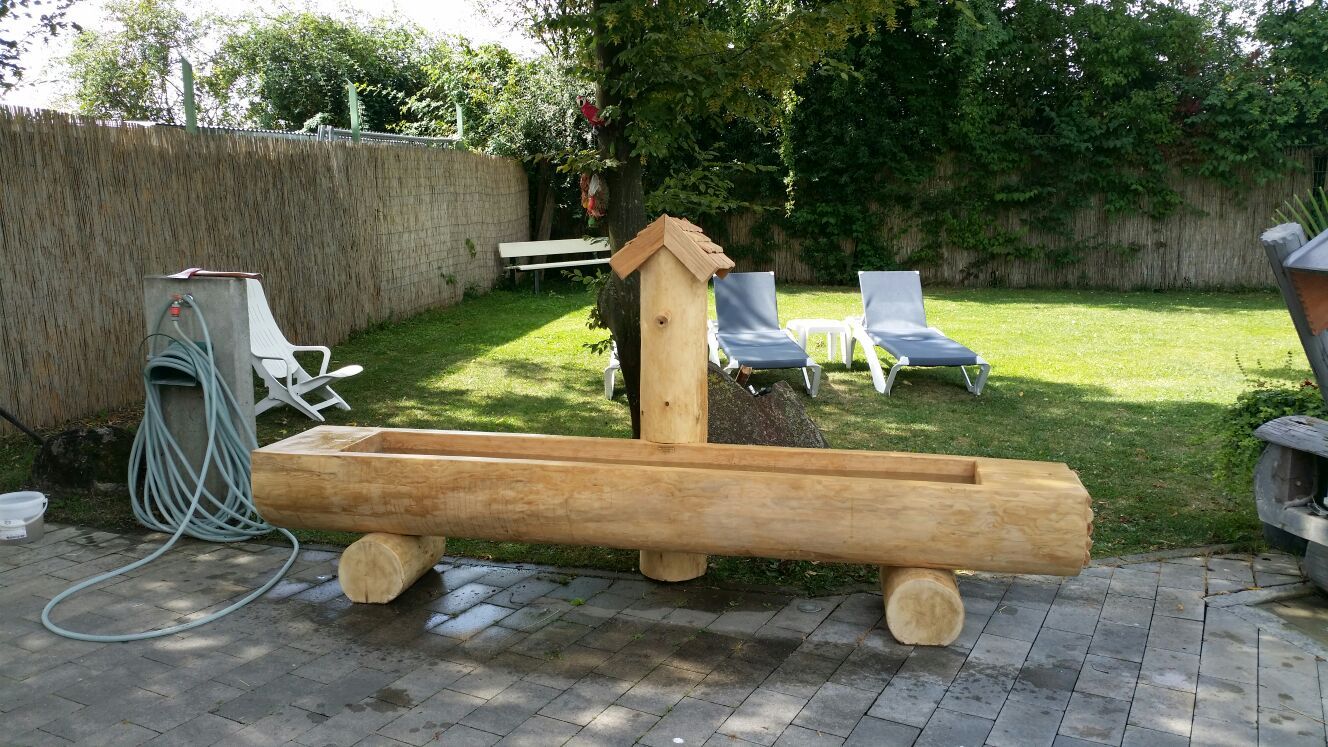 Günstige Holzbrunnen aus einem Baumstamm für Ihren Garten