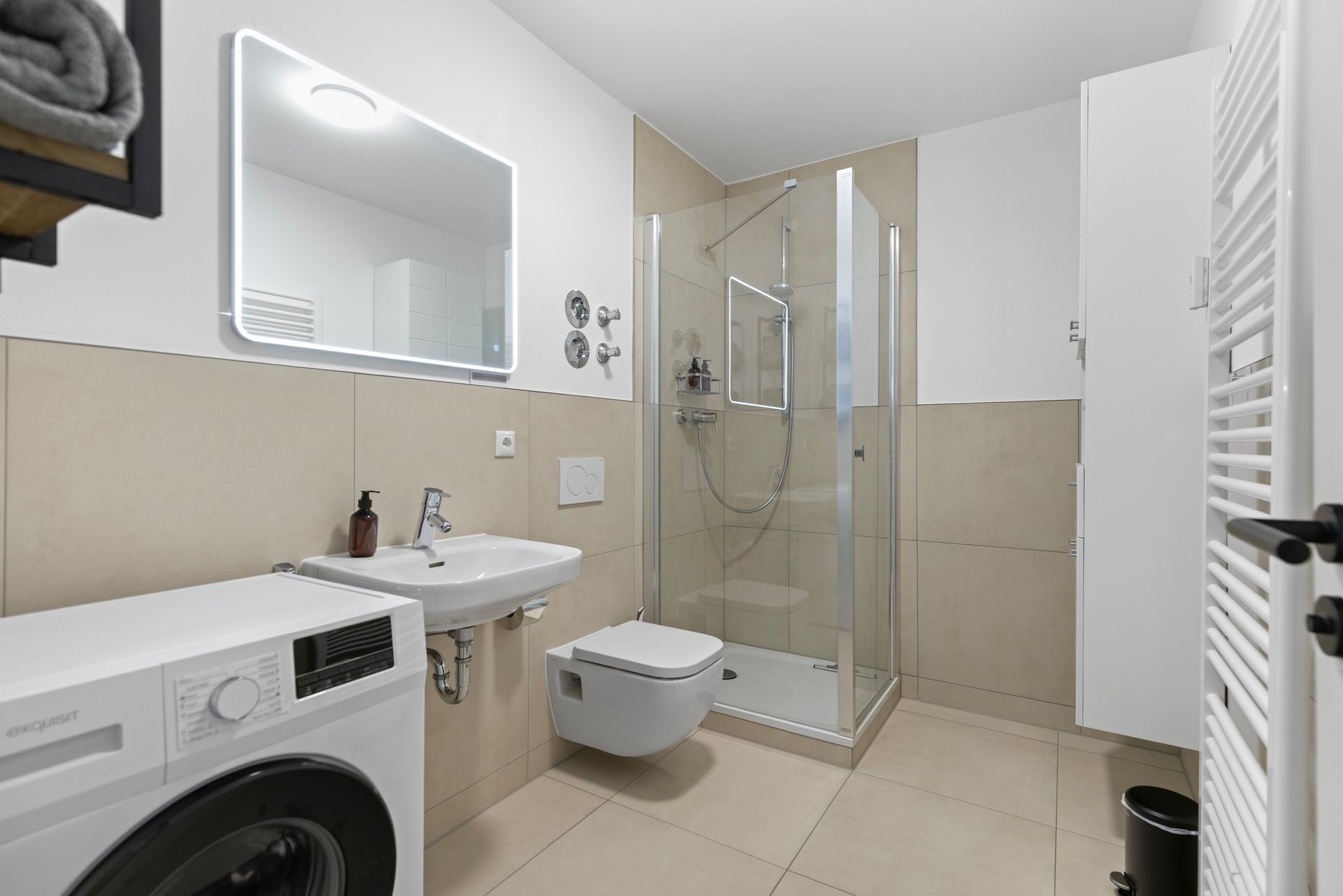 Top ausgestattetes Bad mit Dusch, LED-Spiegel und Waschmaschine