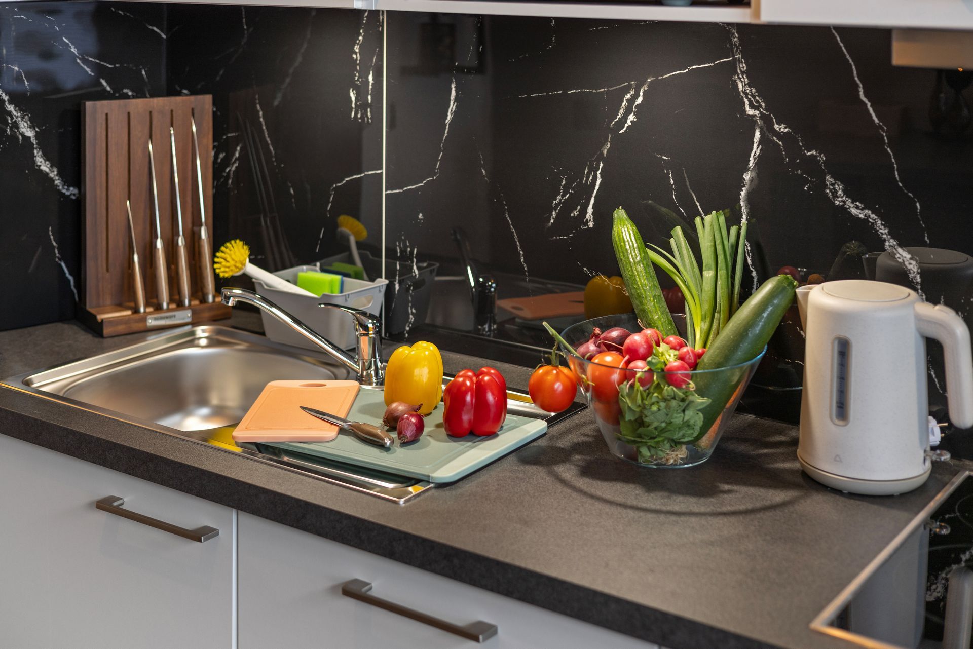 Küche mit Zubehör mit Essig und Öle sowie Gewürzen und vielem Zubehör