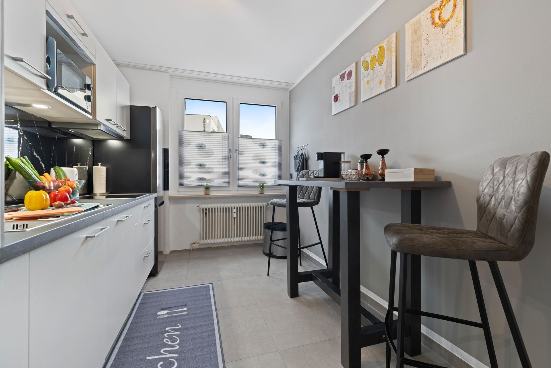 Vollwertige Küche mit vielem Zubehör und Sitzgelegenheit mit Hochtisch