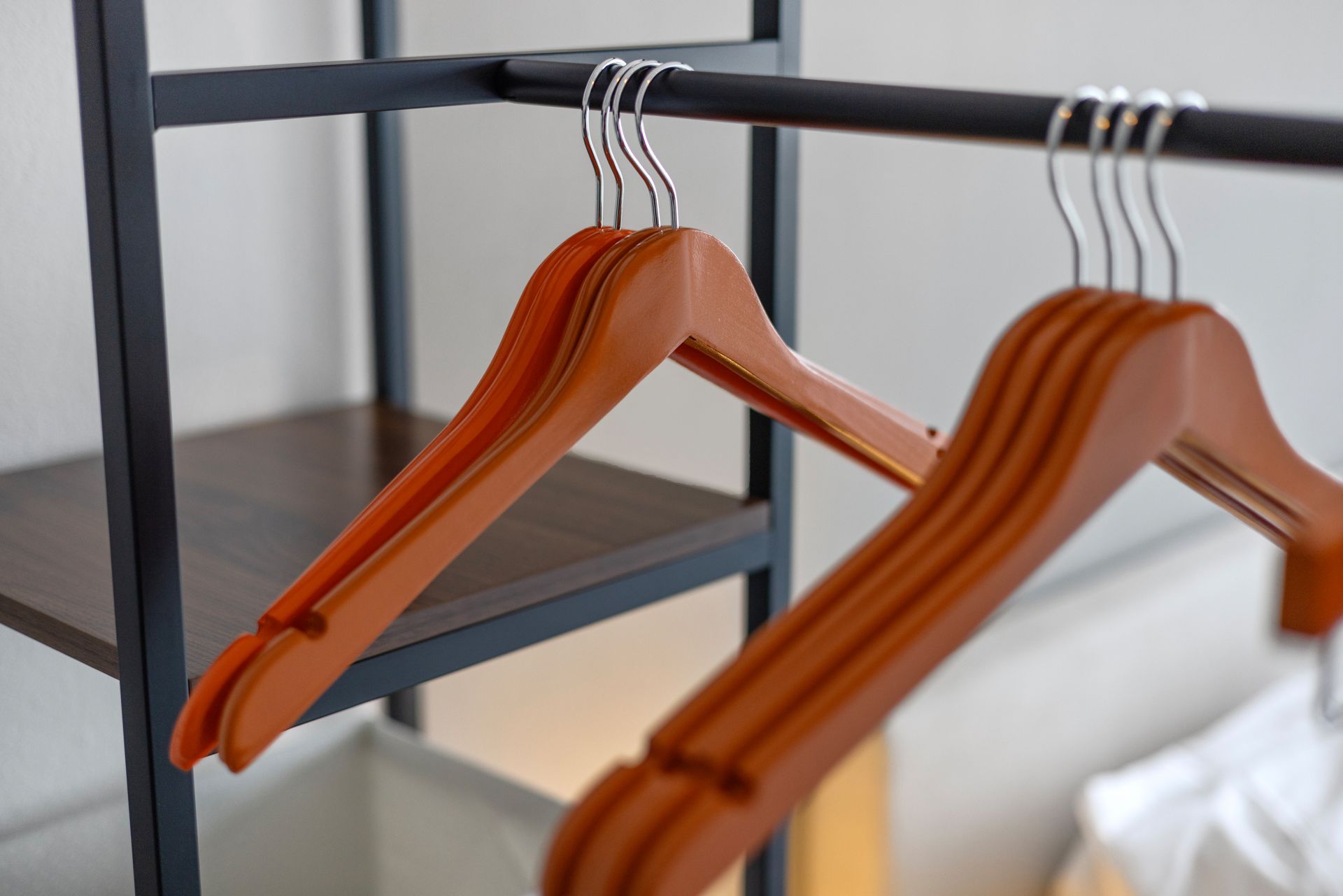 Dem Farbkonzept angepasste Kleider- und Hosenbügel
