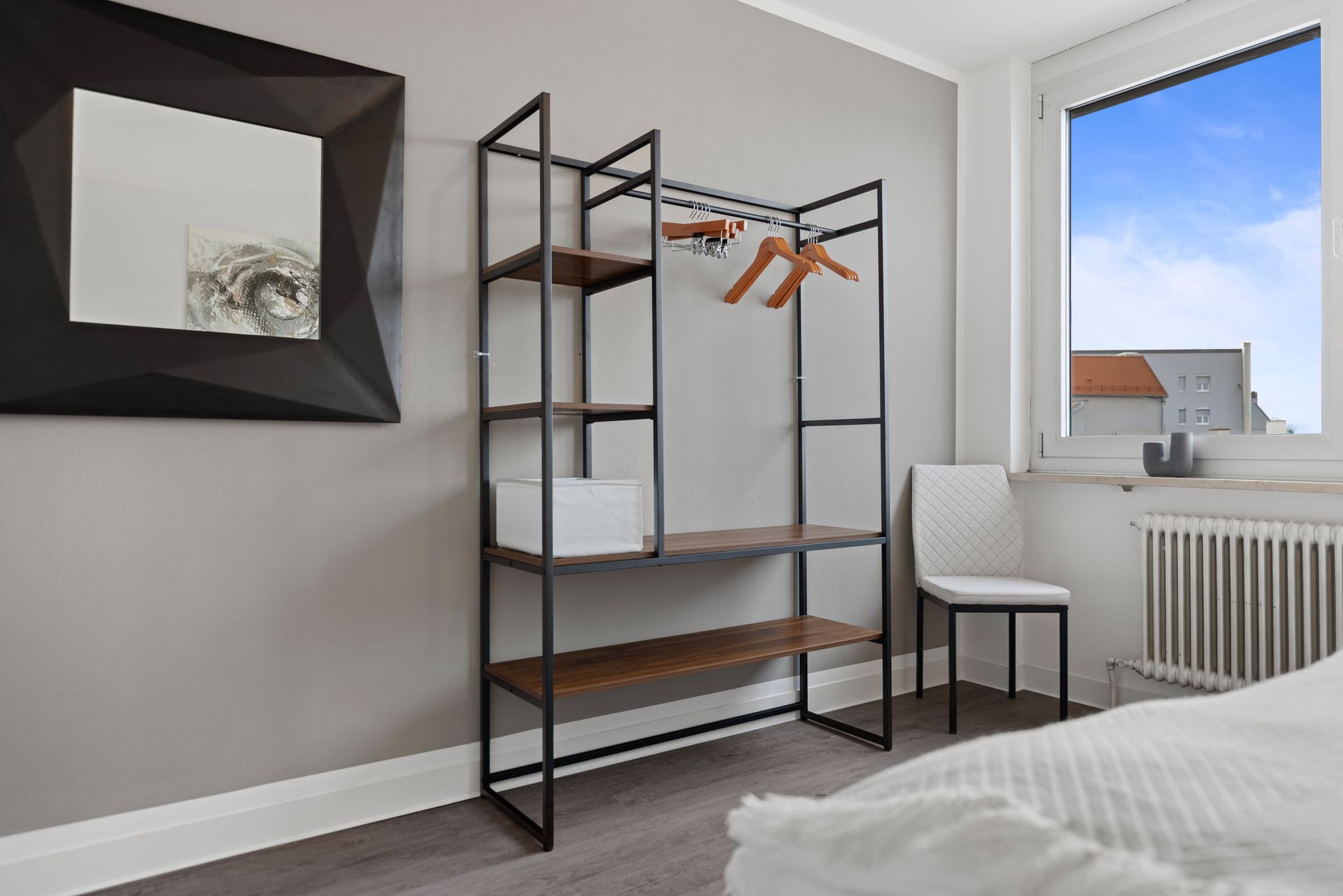 Praktischer, offener Kleiderschrank.