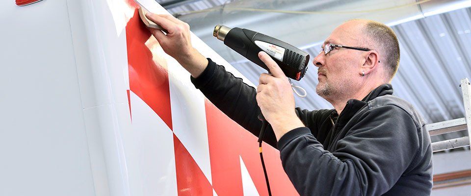 Folienverklebung durch Rebel Schrift+Dekor