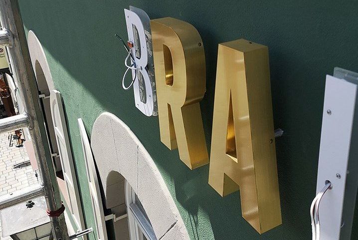 Lichtwerbung - Schattenschrift Rückleuchter bei der montage