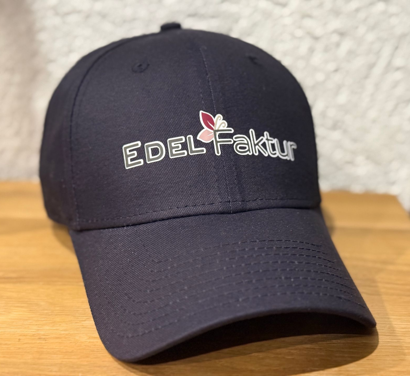Kappe mit EdelFaktur-Logo, beplottet