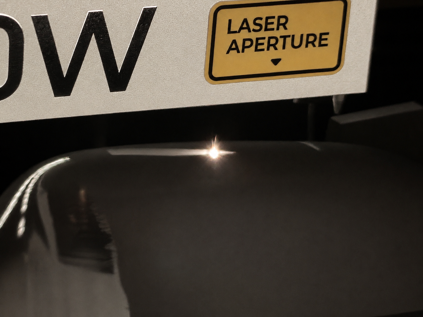 Laser beim gravieren eines Glases