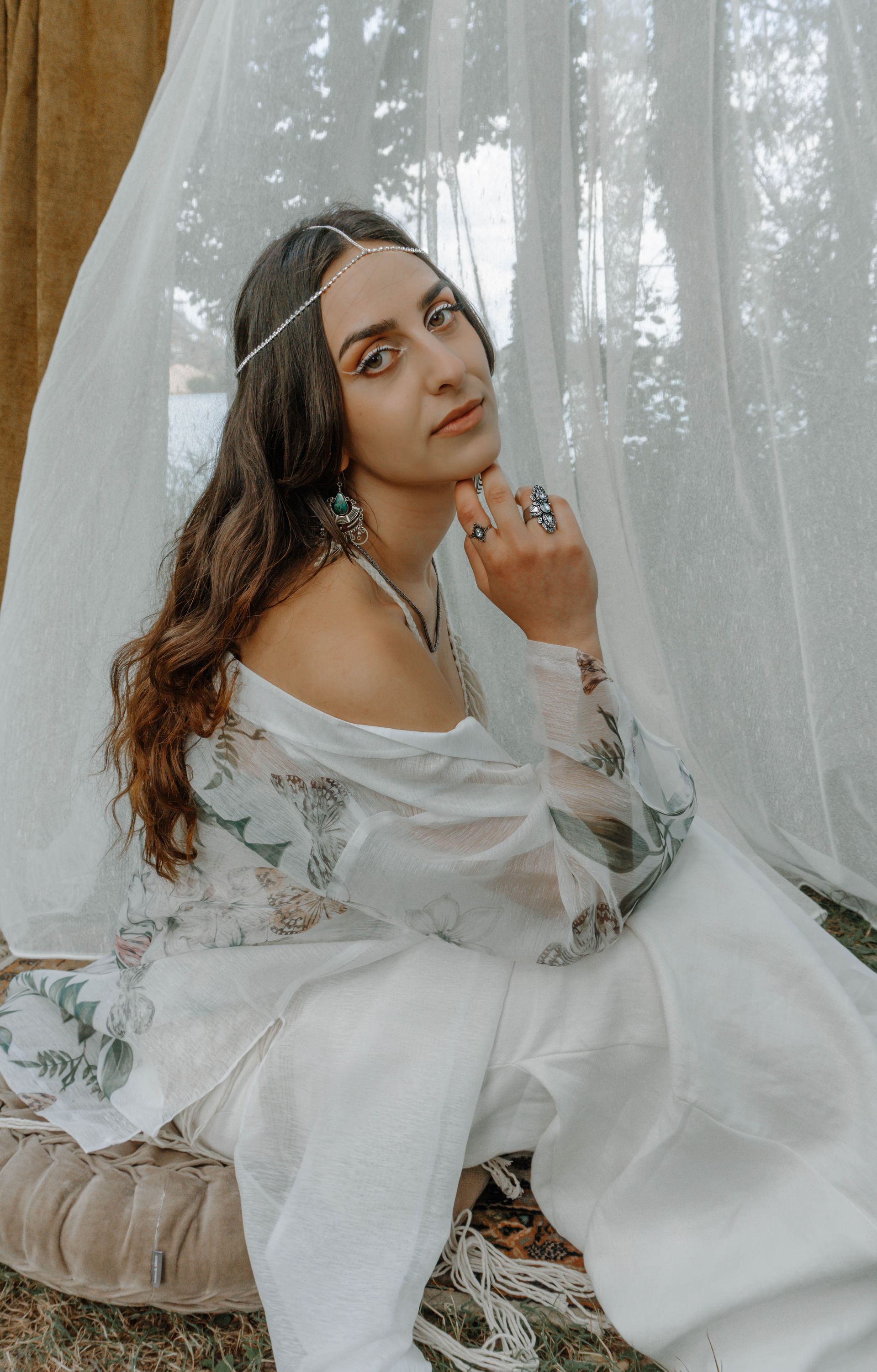 Eine Frau in einem handgefertigten Outfit des Modelabels Katyliz - Maßgeschneiderte Couture mit Fokus auf natürliche Eleganz