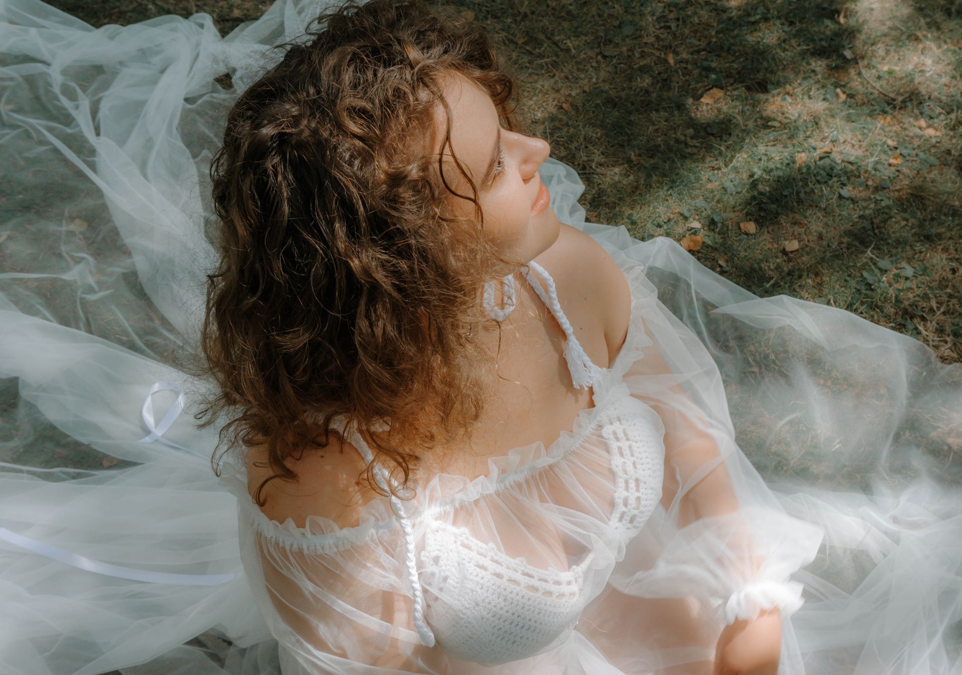 Eine Frau in einem handgefertigten Outfit des Modelabels Katyliz - Maßgeschneiderte Couture mit Fokus auf natürliche Eleganz