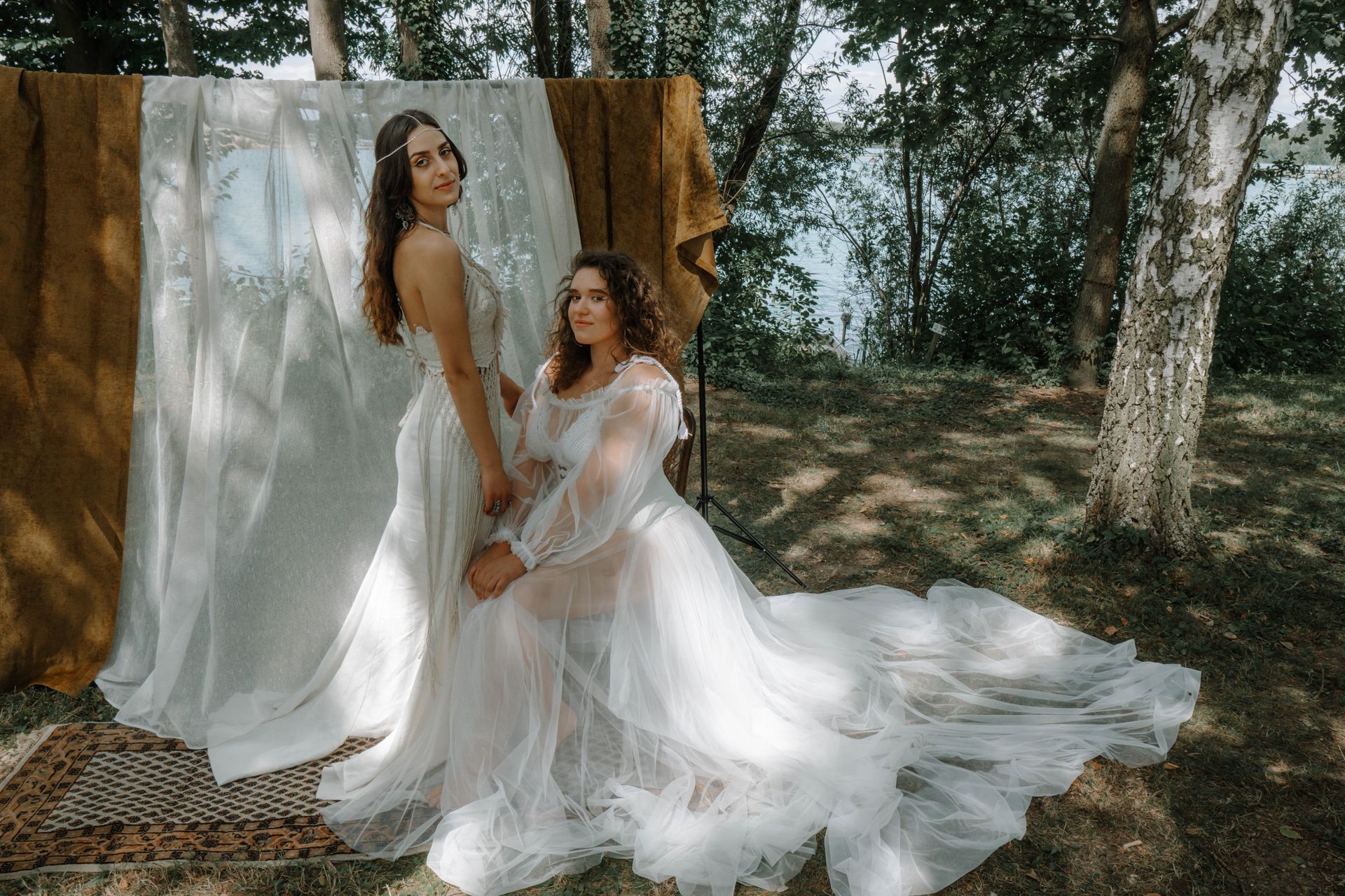 Zwei Frauen in einzigartigen Brautkleidern des Modelabels Katyliz - Maßgeschneiderte Couture mit Fokus auf natürliche Eleganz