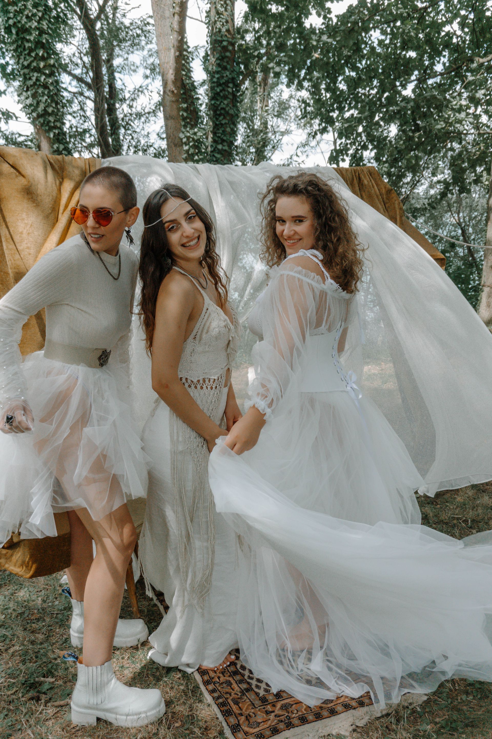 Drei Frauen in einzigartigen Outfits des Modelabels Katyliz - Maßgeschneiderte Couture mit Fokus auf natürliche Eleganz