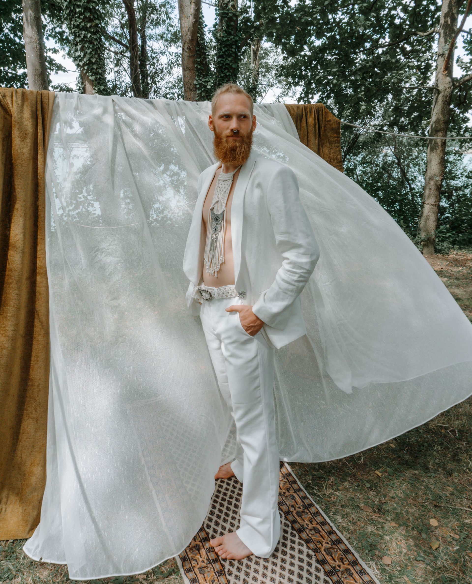 Ein Mann in einem handgefertigten Outfit des Modelabels Katyliz - Maßgeschneiderte Couture mit Fokus auf natürliche Eleganz