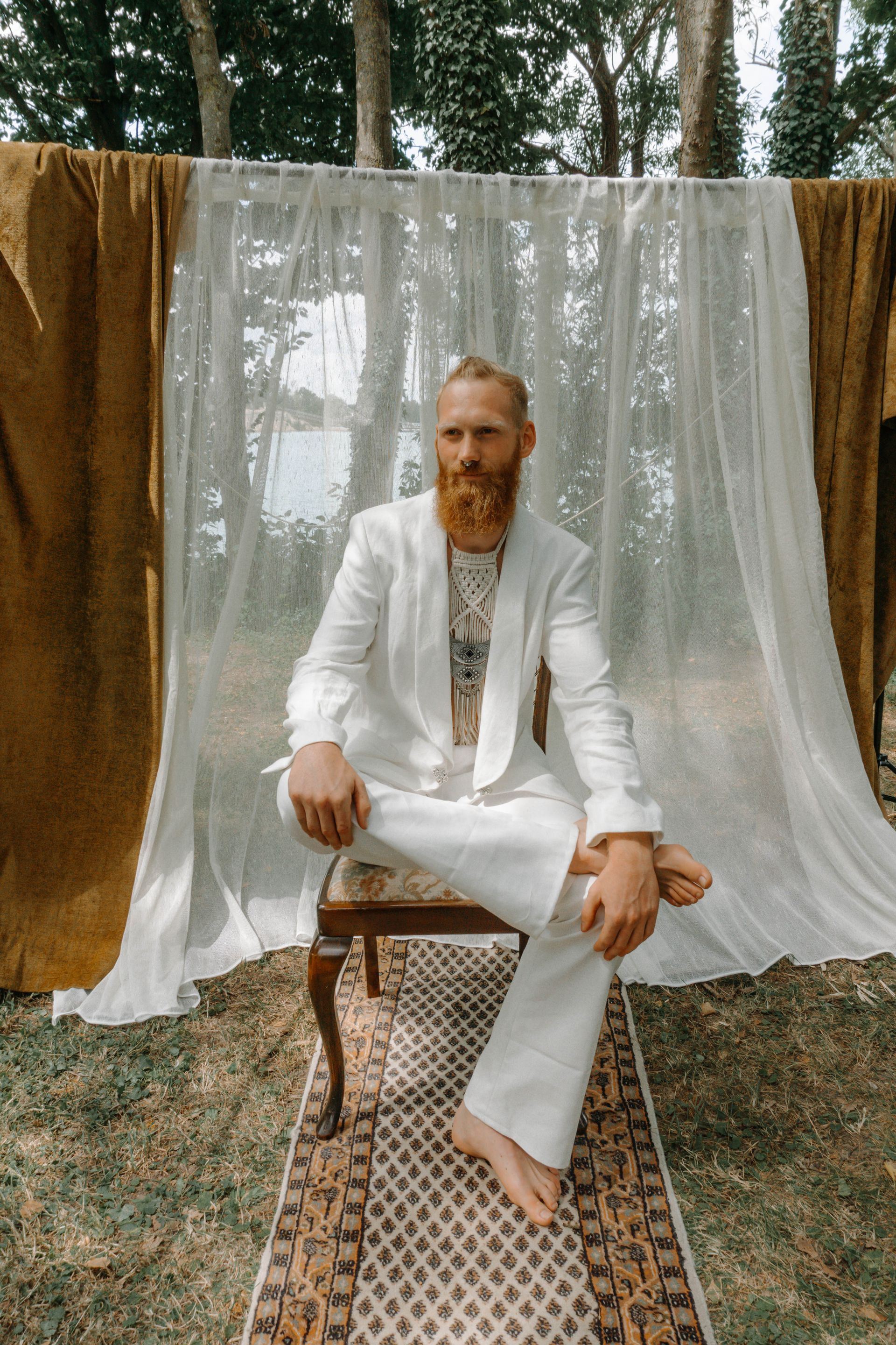 Ein Mann in einem handgefertigten Outfit des Modelabels Katyliz - Maßgeschneiderte Couture mit Fokus auf natürliche Eleganz