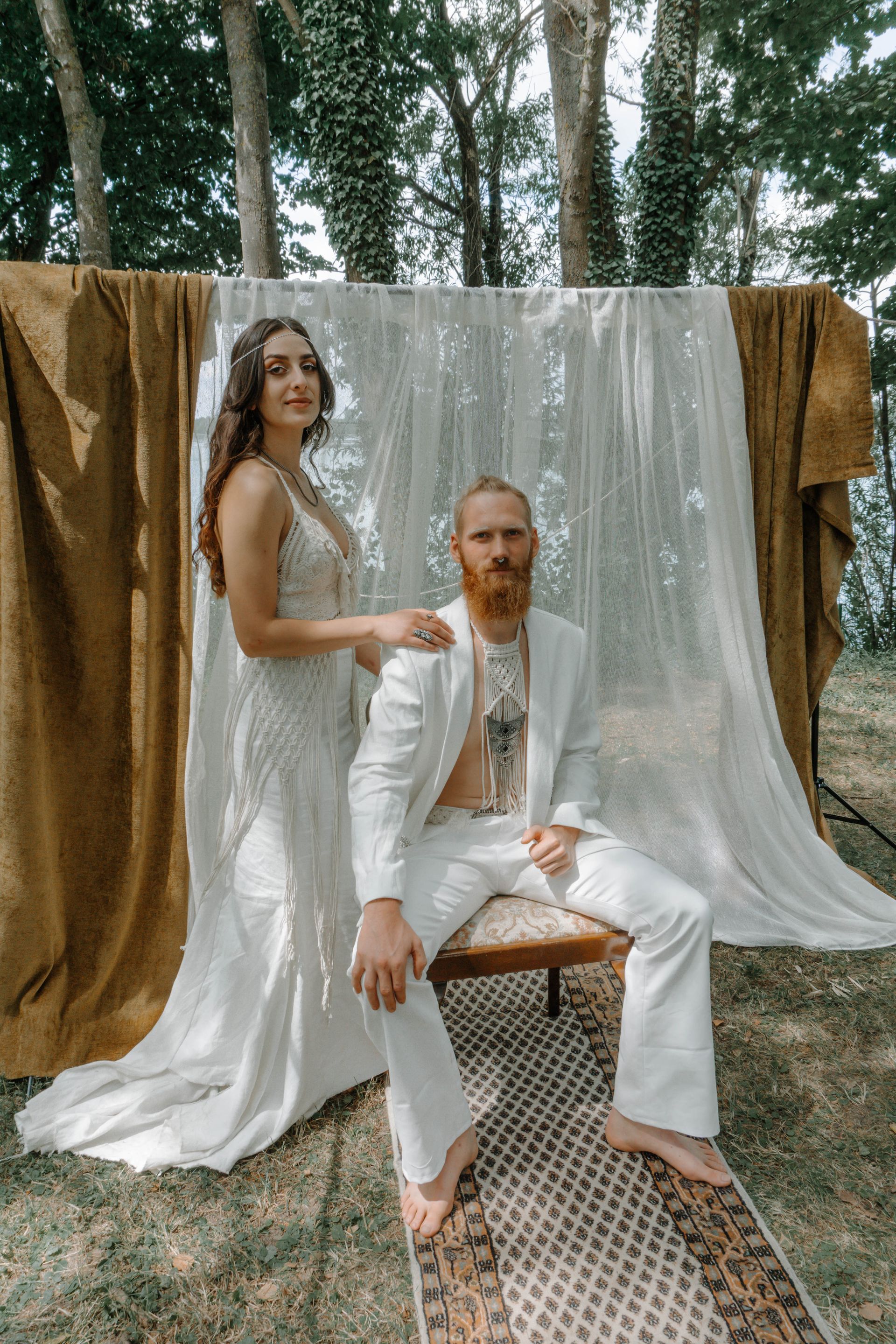 Mann und Frau in handgefertigten Outfits des Modelabels Katyliz - Maßgeschneiderte Couture mit Fokus auf natürliche Eleganz