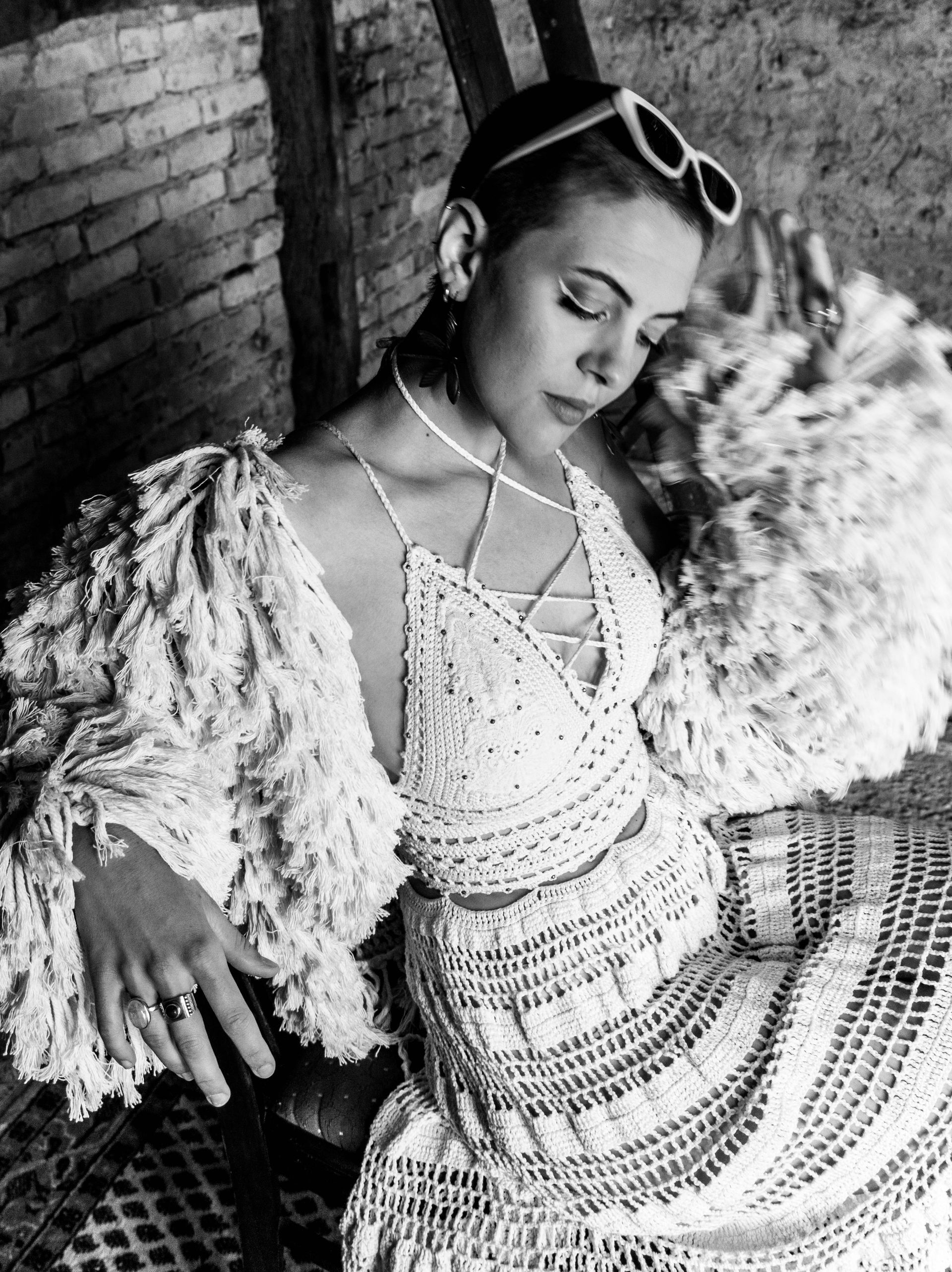 Eine Frau in einem handgefertigten Outfit des Modelabels Katyliz - Maßgeschneiderte Couture mit Fokus auf natürliche Eleganz