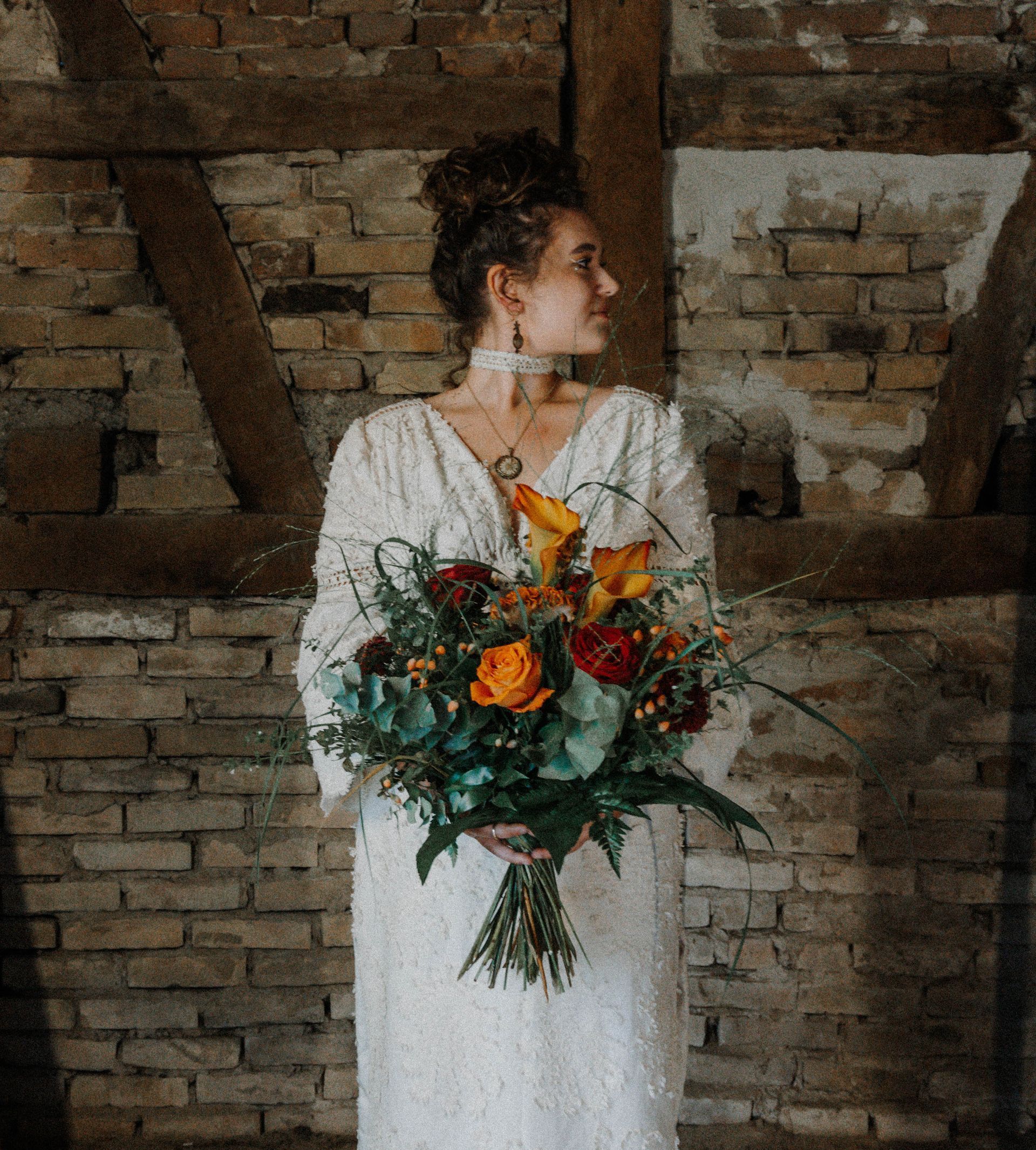 Eine Frau in einem handgefertigten Outfit des Modelabels Katyliz - Maßgeschneiderte Couture mit Fokus auf natürliche Eleganz