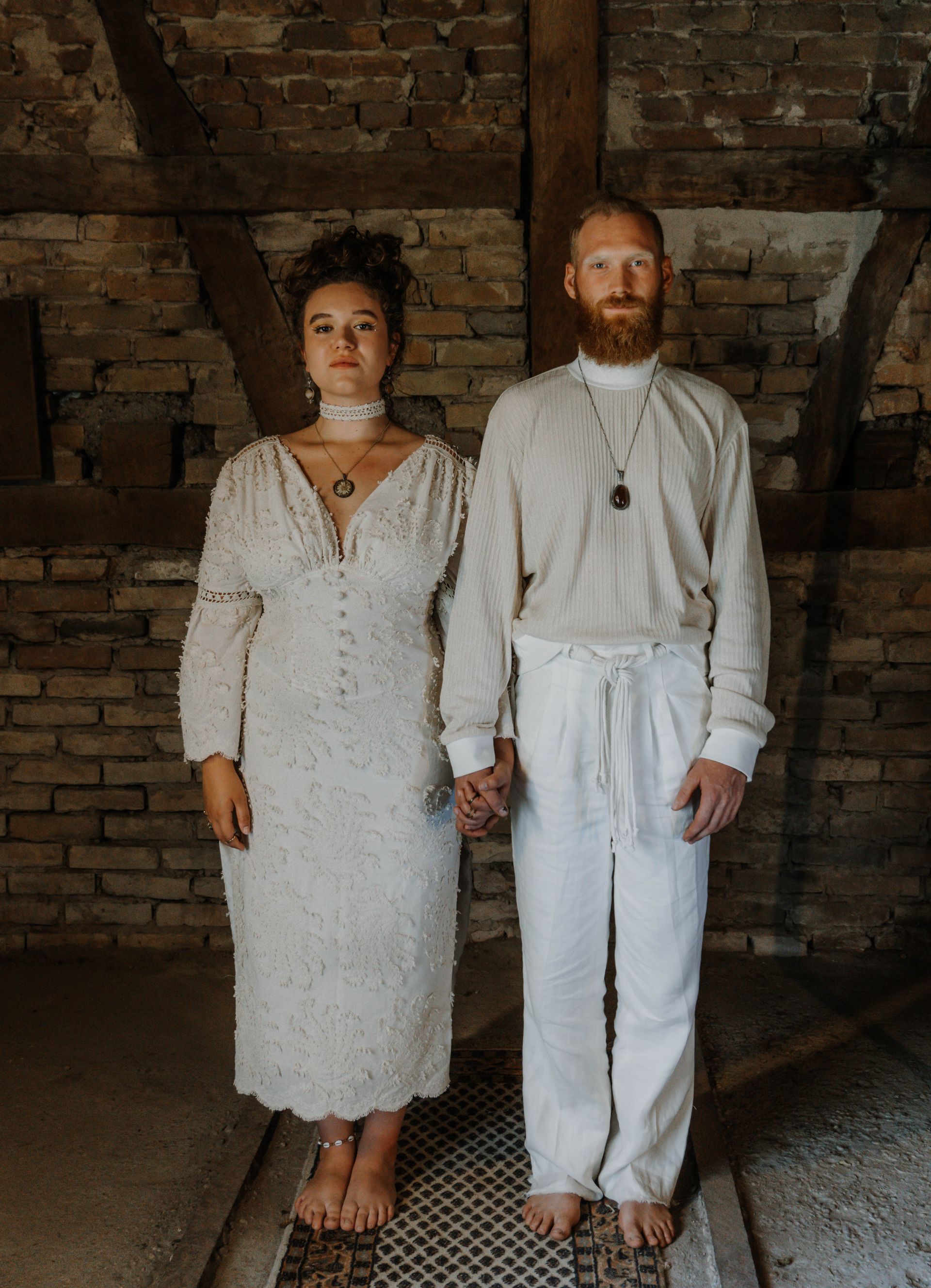 Mann und Frau in handgefertigten Outfits des Modelabels Katyliz - Maßgeschneiderte Couture mit Fokus auf natürliche Eleganz