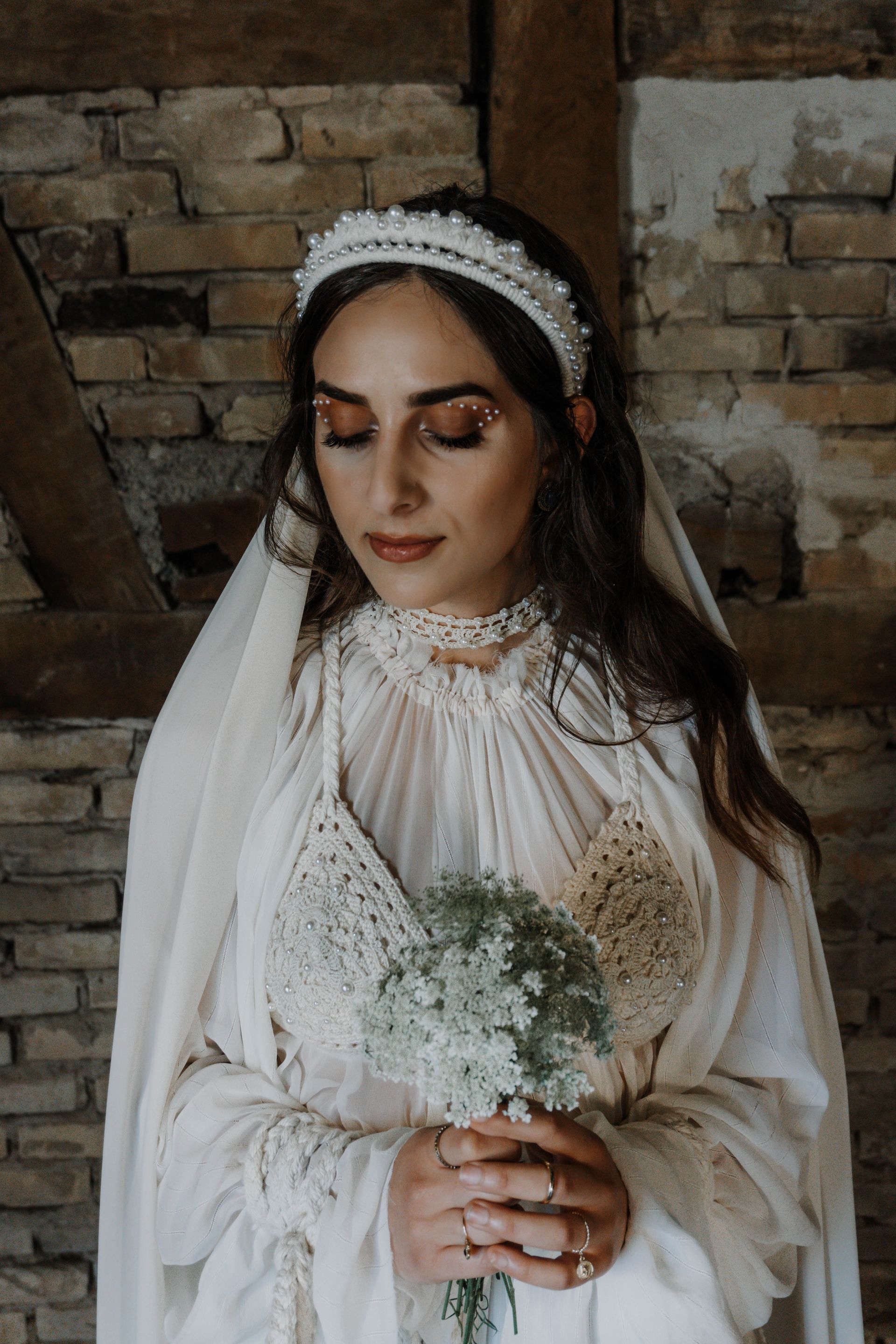 Eine Frau in einem handgefertigten Outfit des Modelabels Katyliz - Maßgeschneiderte Couture mit Fokus auf natürliche Eleganz